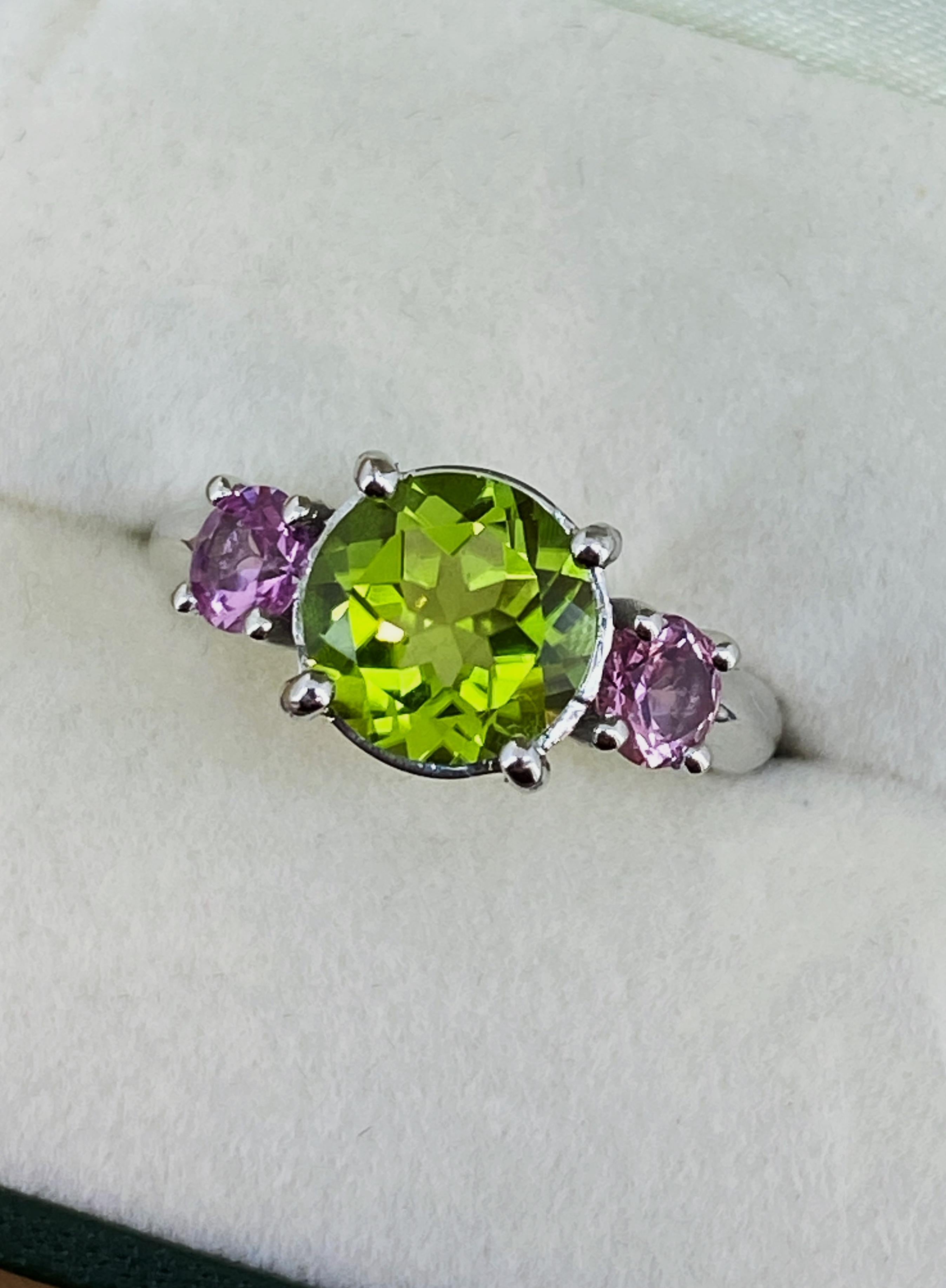 Con gemme naturali rare e della migliore qualità,
Questo splendido gioiello è stato progettato
come un iconico anello a tre pietre 