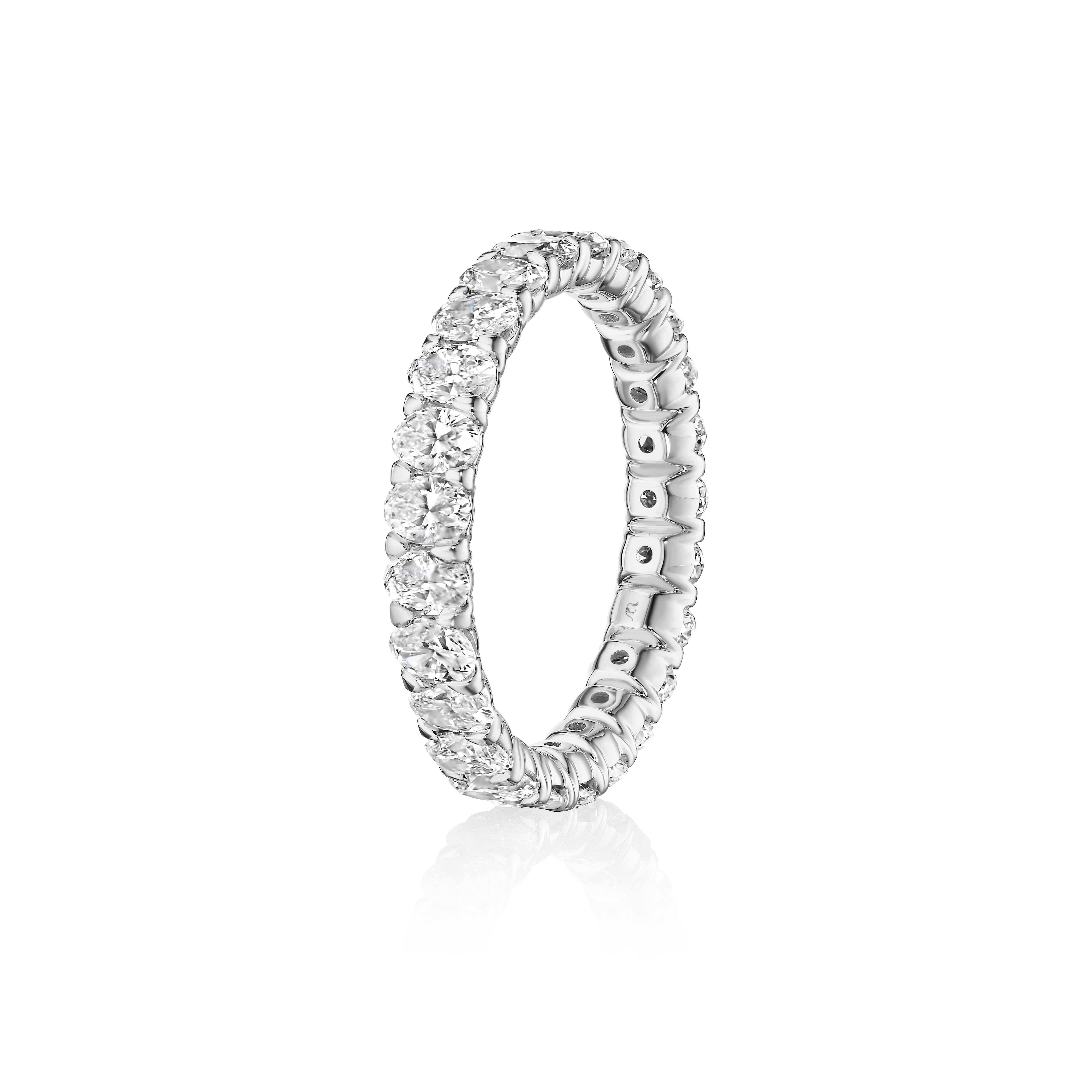 2.50ct Oval Diamond Eternity Band in 18KT Gold In New Condition For Sale In New York, NY