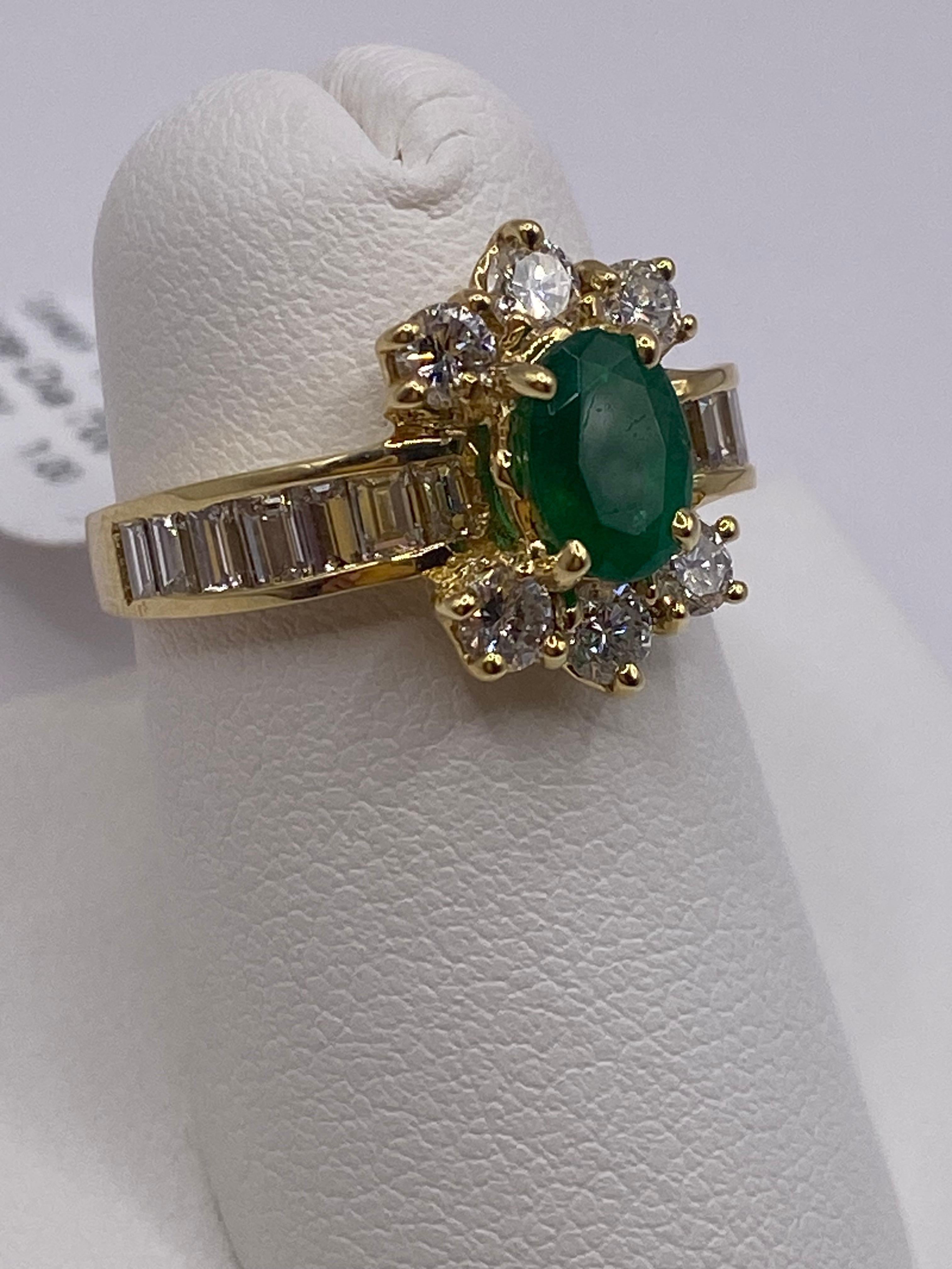 Women's or Men's 2.50ct Oval Emerald & Baguette Diamonds Ring in 18KT Yellow Gold For Sale