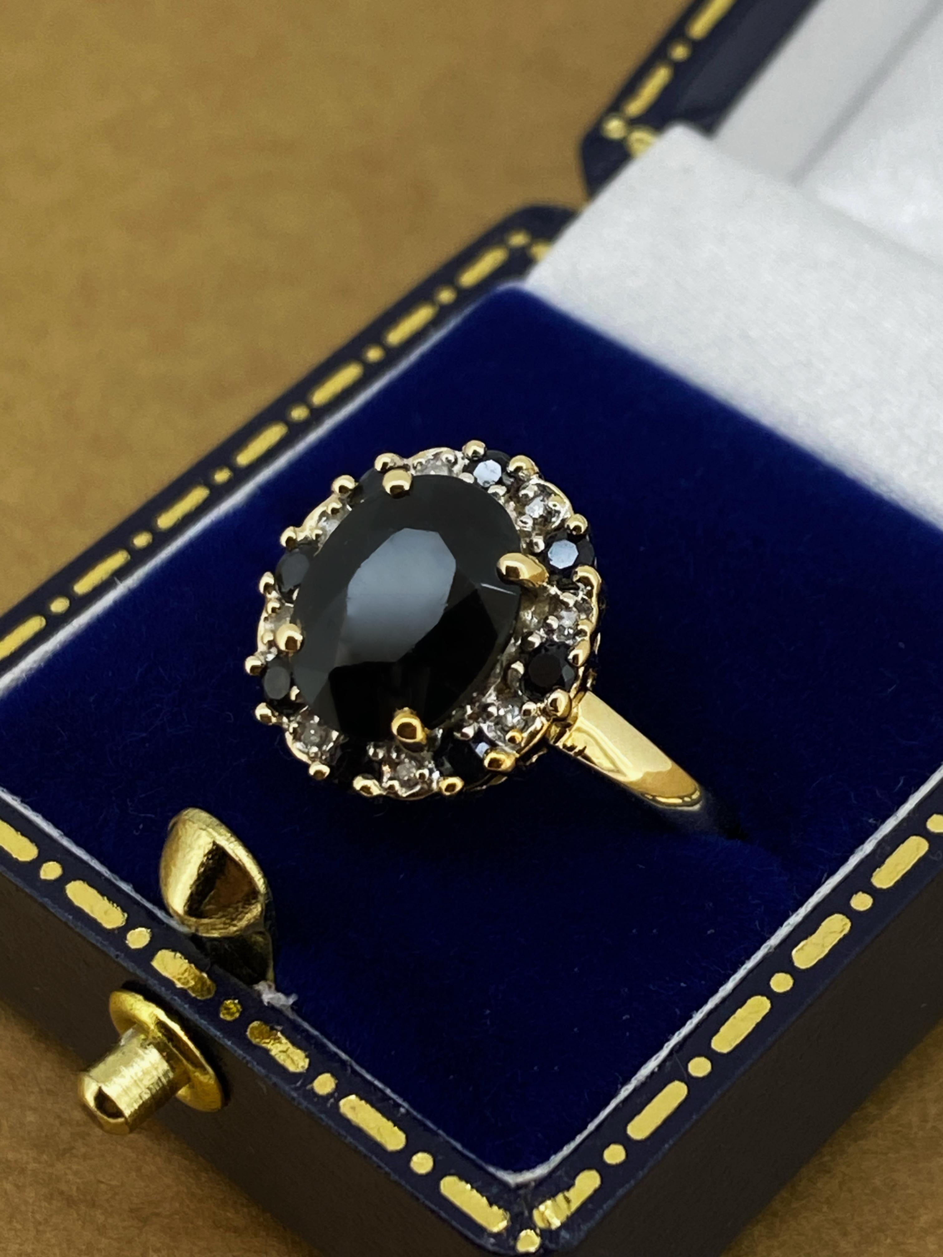 2,50 Karat Saphir & Diamant Cluster-Ring in Blumenform aus 9 Karat Gelbgold, ca. 1970er Jahre (Ovalschliff)