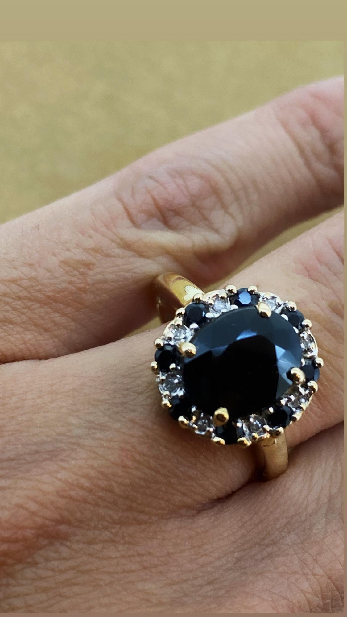 2,50 Karat Saphir & Diamant Cluster-Ring in Blumenform aus 9 Karat Gelbgold, ca. 1970er Jahre im Zustand „Hervorragend“ in MELBOURNE, AU