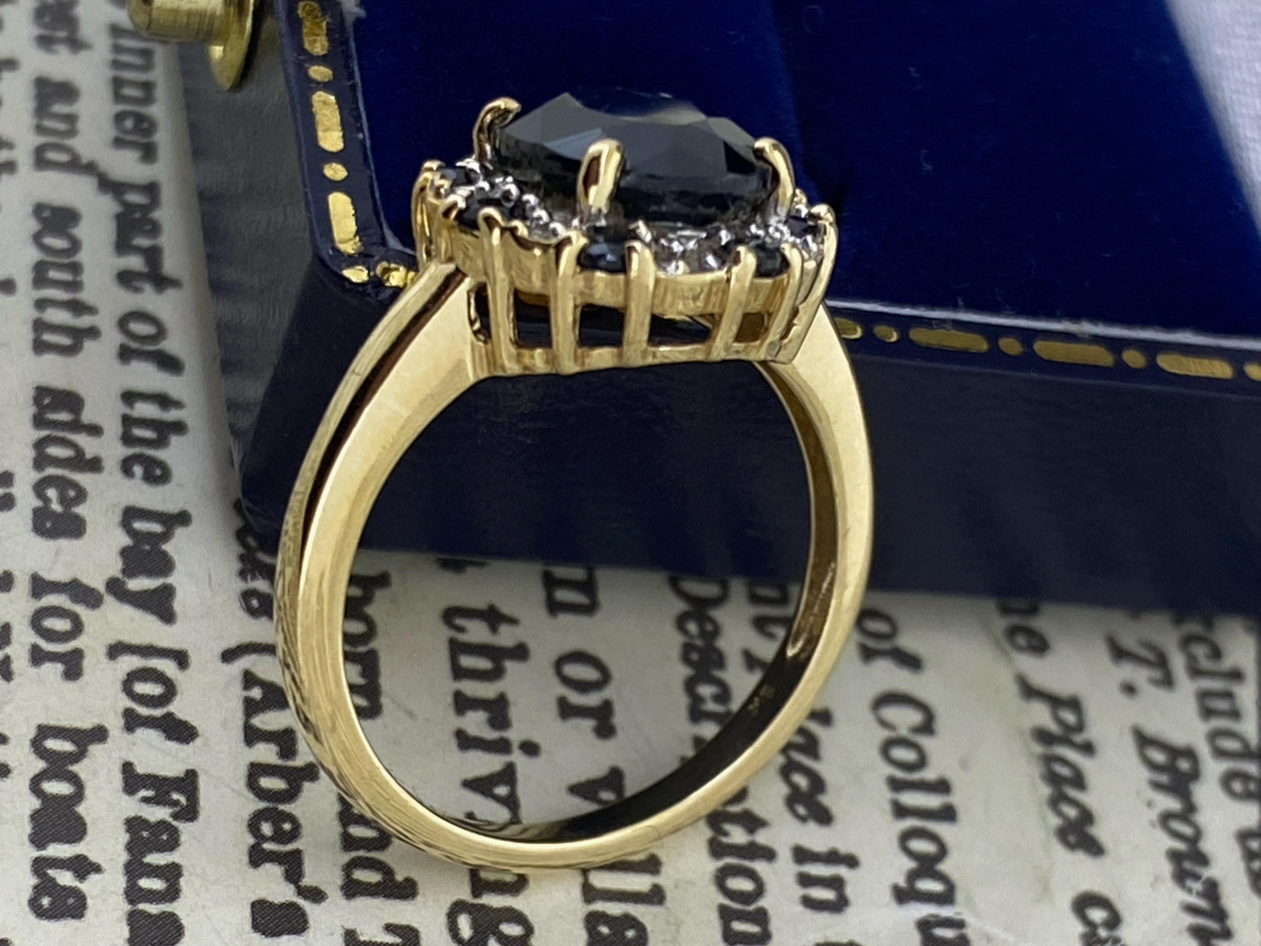 2,50 Karat Saphir & Diamant Cluster-Ring in Blumenform aus 9 Karat Gelbgold, ca. 1970er Jahre Damen