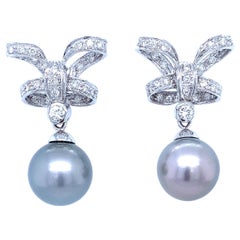 Boucles d'oreilles pendantes en or blanc 18 carats, perle grise de Tahiti de 2,50 carats et diamant
