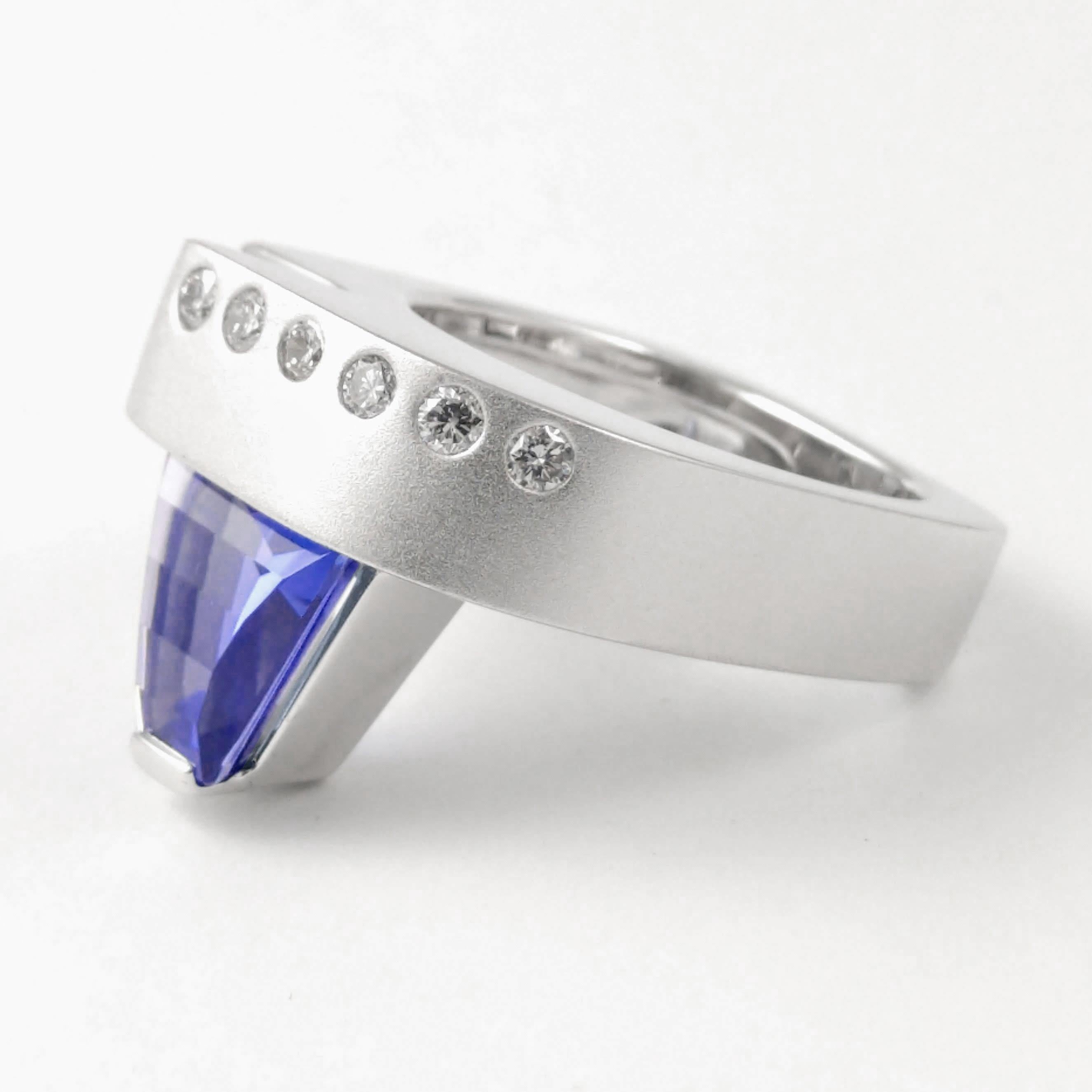 2.50Ct Tanzanite and Diamond 18K Ring Contemporary Modern by Cornelis Hollander In New Condition For Sale In Scottsdale, AZ