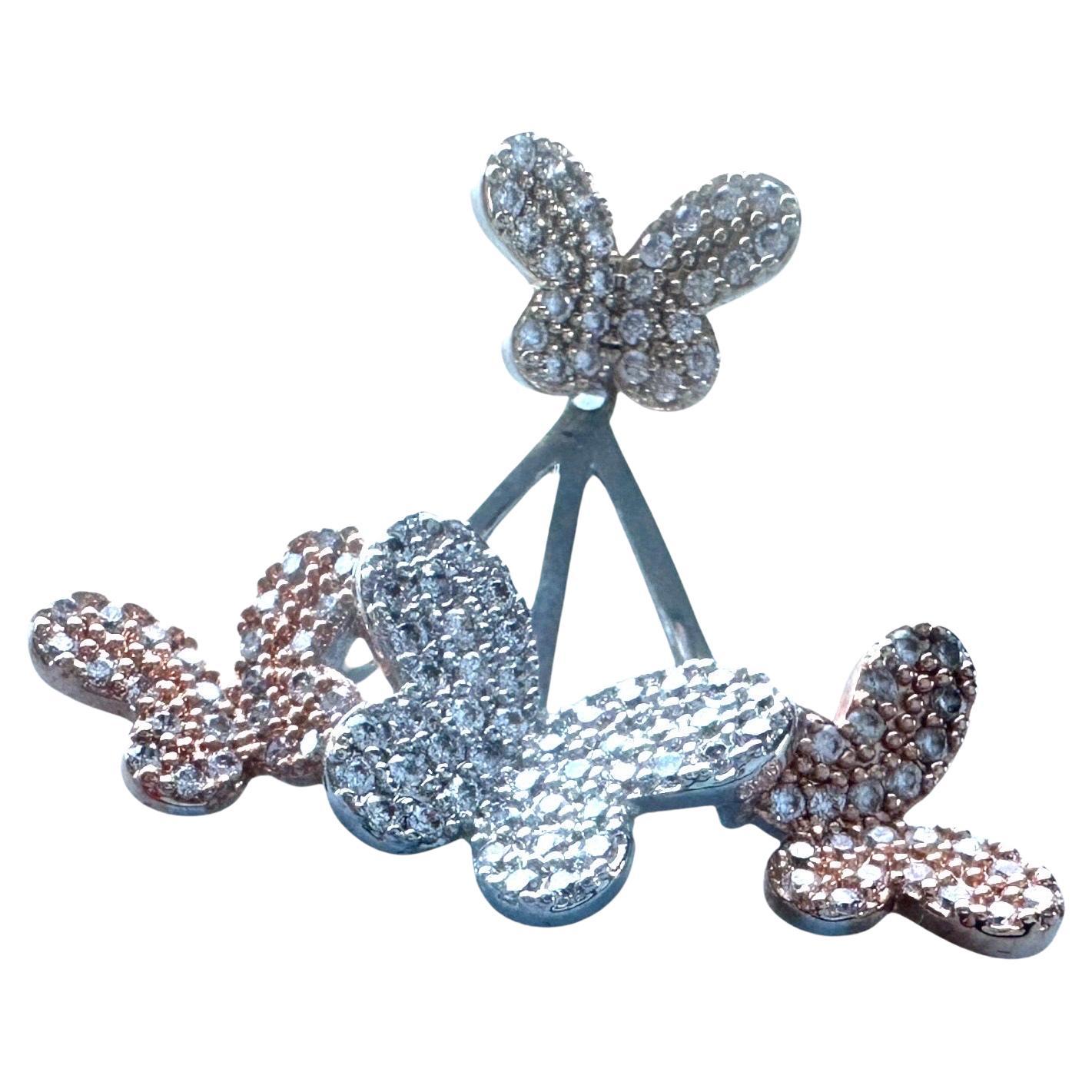 Gli orecchini a farfalla con perno di rimozione sono incastonati in un pavé di diamanti in tutti i colori dell'oro a 14 carati. Le farfalle sono incastonate in rosa, giallo e bianco e hanno un peso stimato di 2,50 carati.  Questi orecchini luminosi