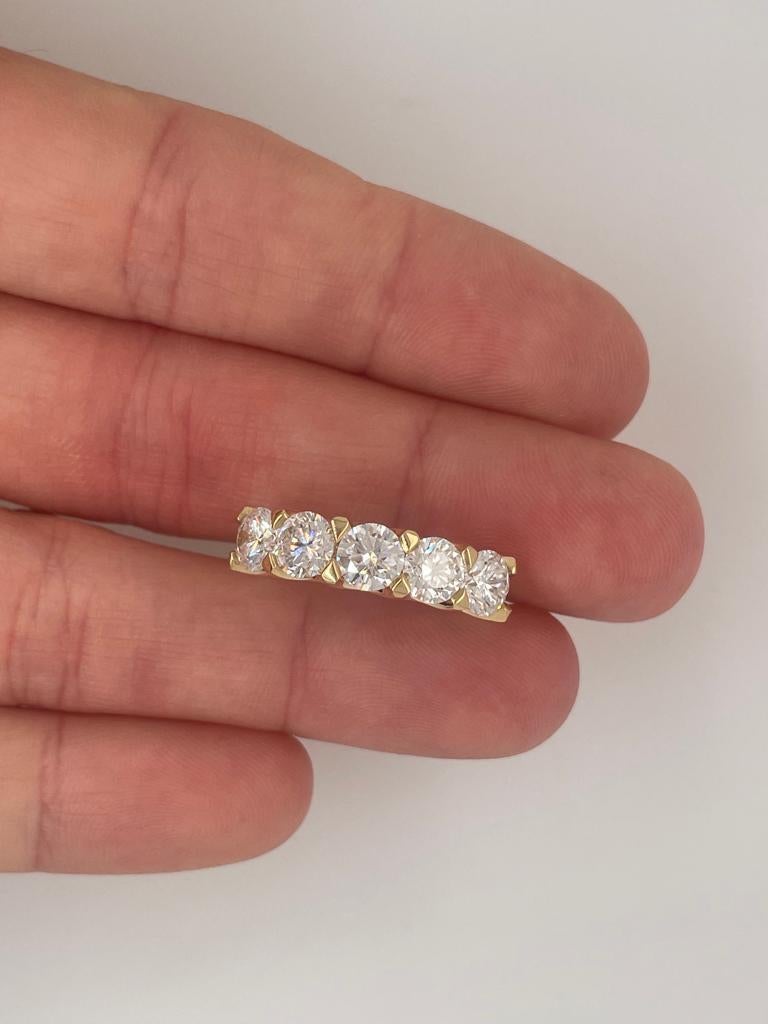 Bague d'éternité en or jaune 18 carats sertie de 2,50 carats de diamants blancs en vente 5