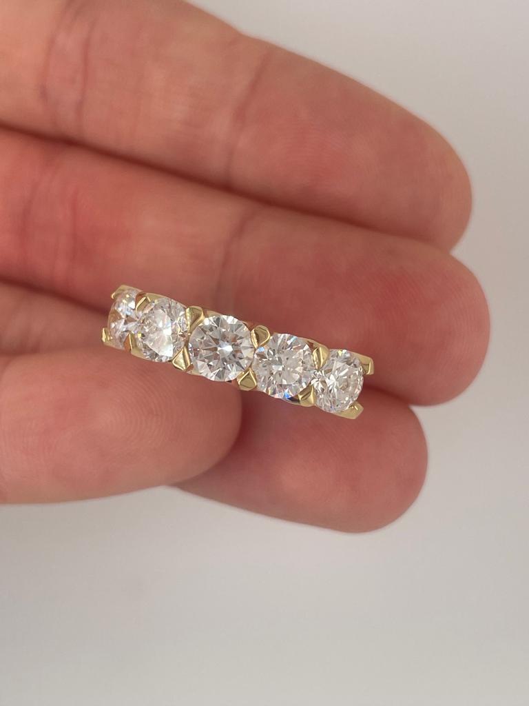 Bague d'éternité en or jaune 18 carats sertie de 2,50 carats de diamants blancs en vente 7