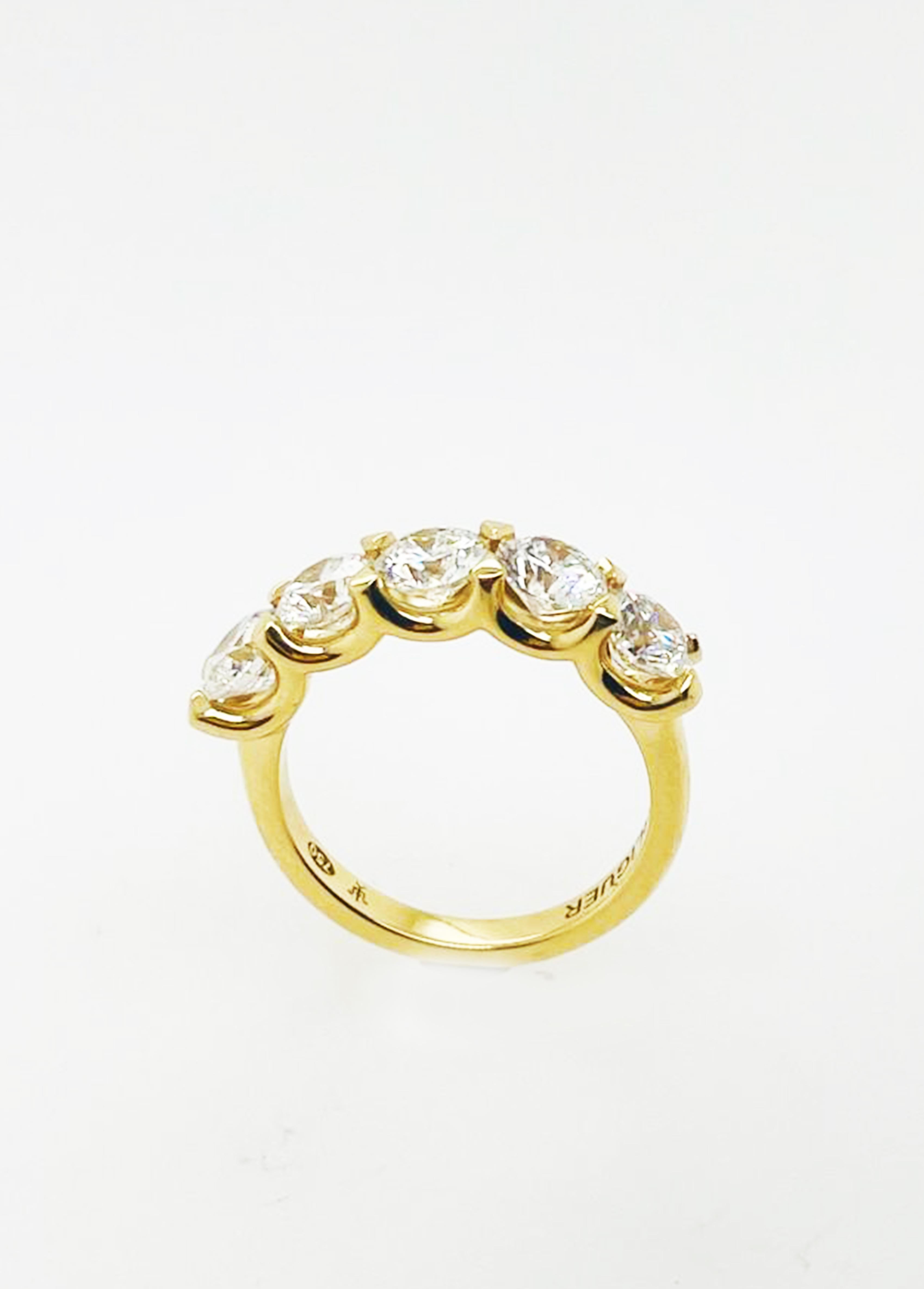 Taille ronde Bague d'éternité en or jaune 18 carats sertie de 2,50 carats de diamants blancs en vente
