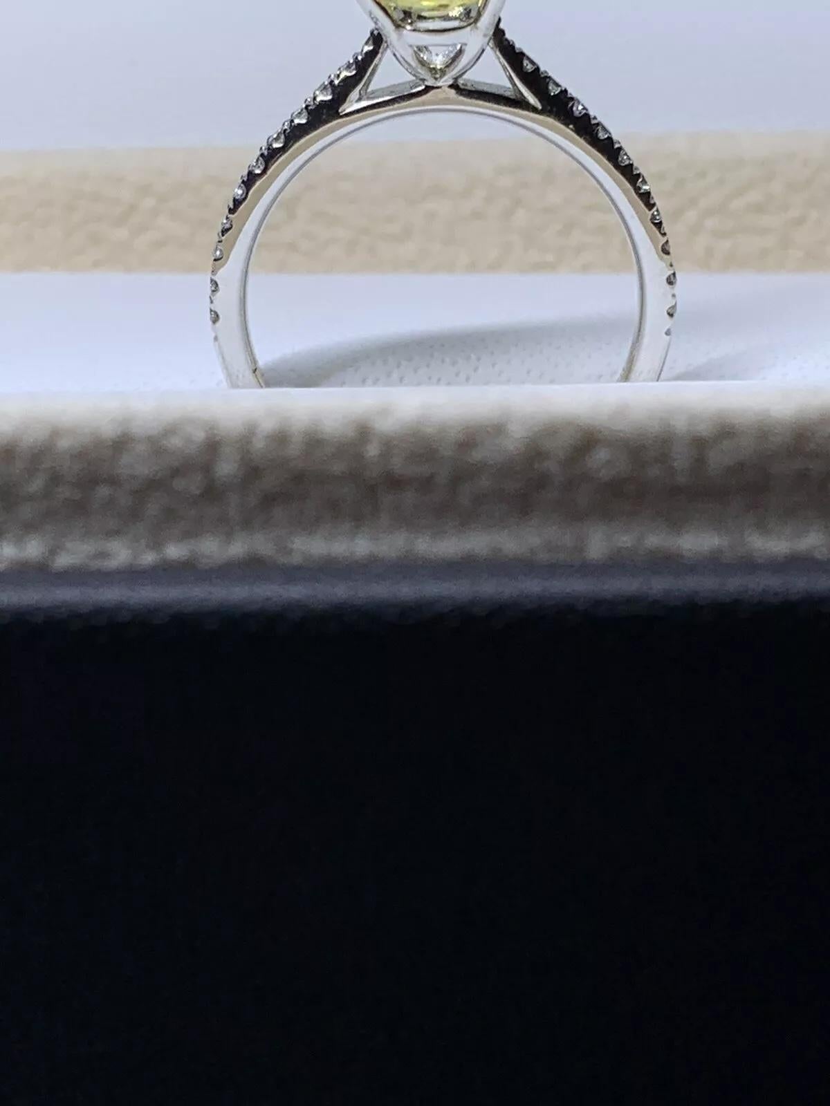 2.50ct Bague de fiançailles saphir jaune diamant or blanc 18ct.

Magnifique saphir jaune citron couleur droit coupe ovale naturelle non traitée pierre précieuse poids total 2.10ct.

Poids total des diamants : 0,40 carats, couleur F, clarté VS1.

La