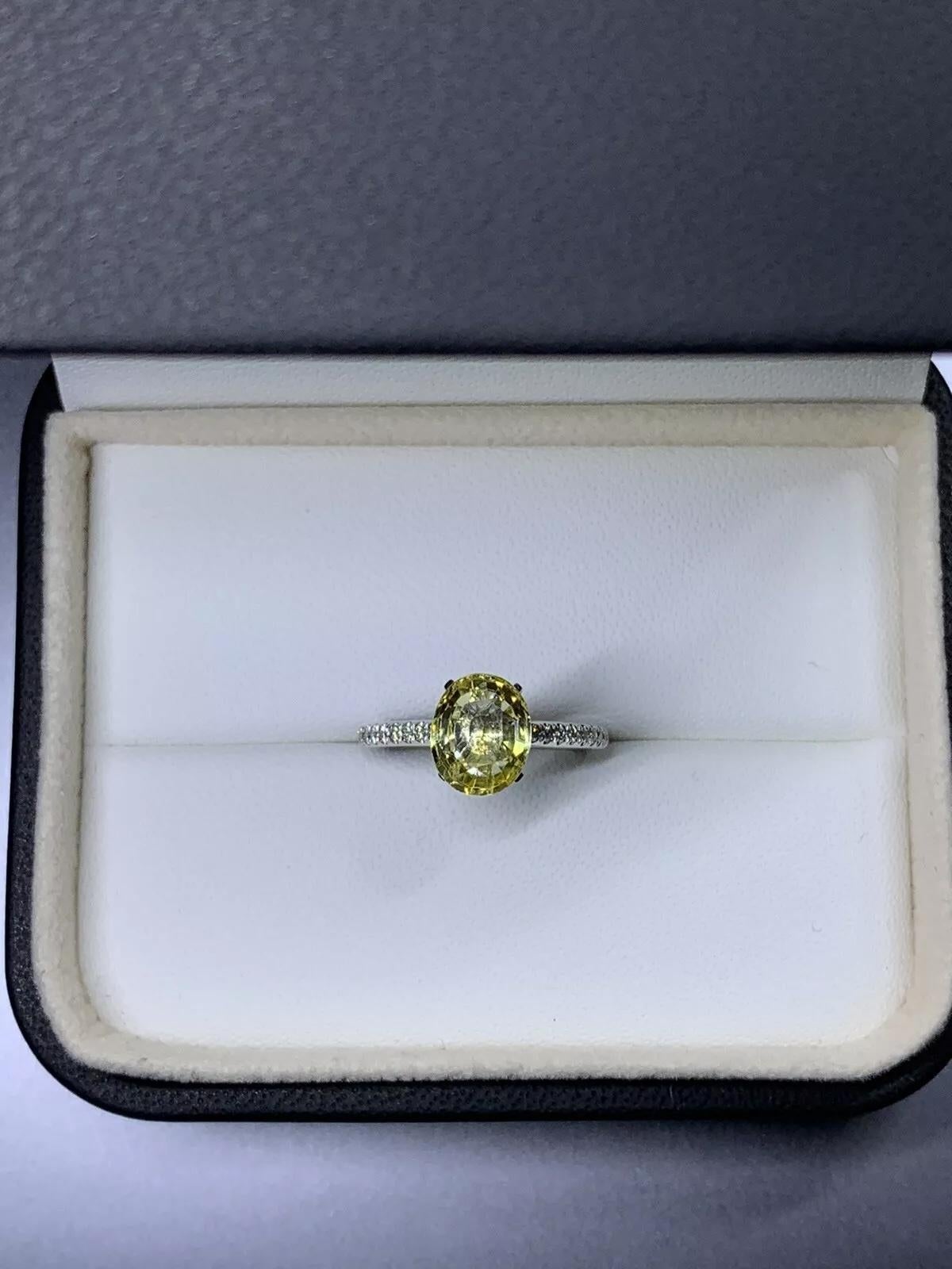 Bague de fiançailles saphir jaune 2,50 carats et diamants en or blanc 18 carats Unisexe en vente