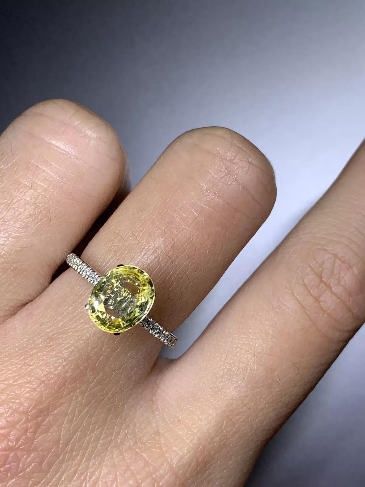 Bague de fiançailles saphir jaune 2,50 carats et diamants en or blanc 18 carats en vente 1