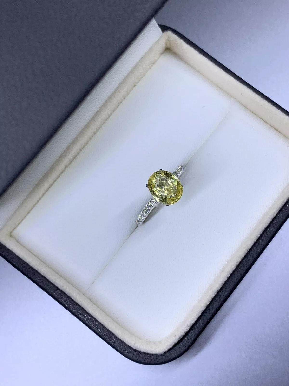 Bague de fiançailles saphir jaune 2,50 carats et diamants en or blanc 18 carats en vente 2