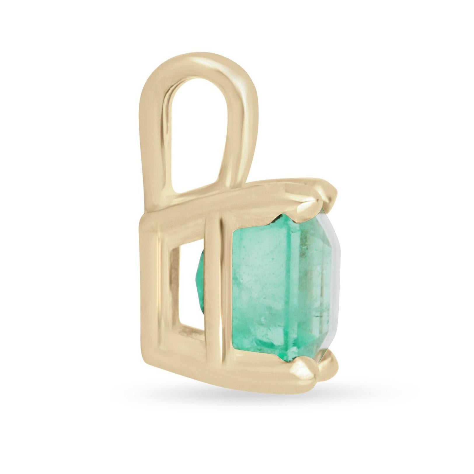 Ce collier est composé d'une magnifique émeraude colombienne de 2,50 carats, taillée en Asscher, en or jaune 14 carats. Au centre se trouve une émeraude de couleur vert moyen d'une très bonne clarté cristalline, mise en valeur par une monture simple
