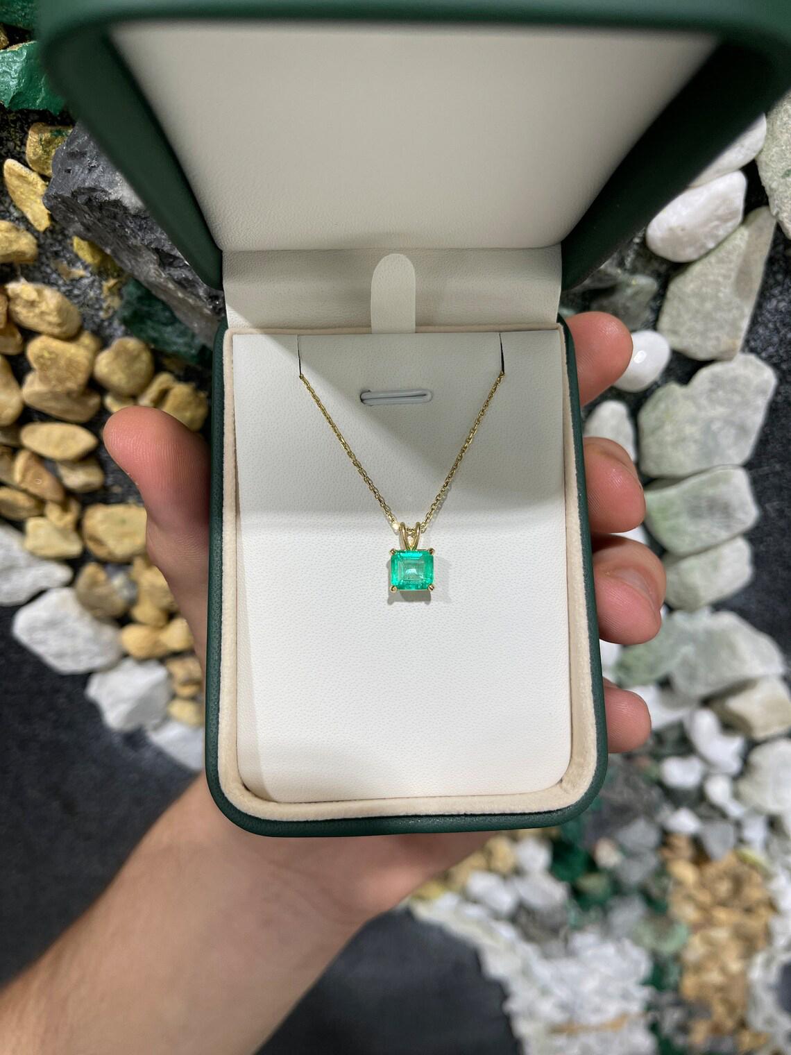 Moderne 2.50cts 14K Colombian Emerald-Asscher Cut Solitaire Gold 4 Prong Pendentif en vente