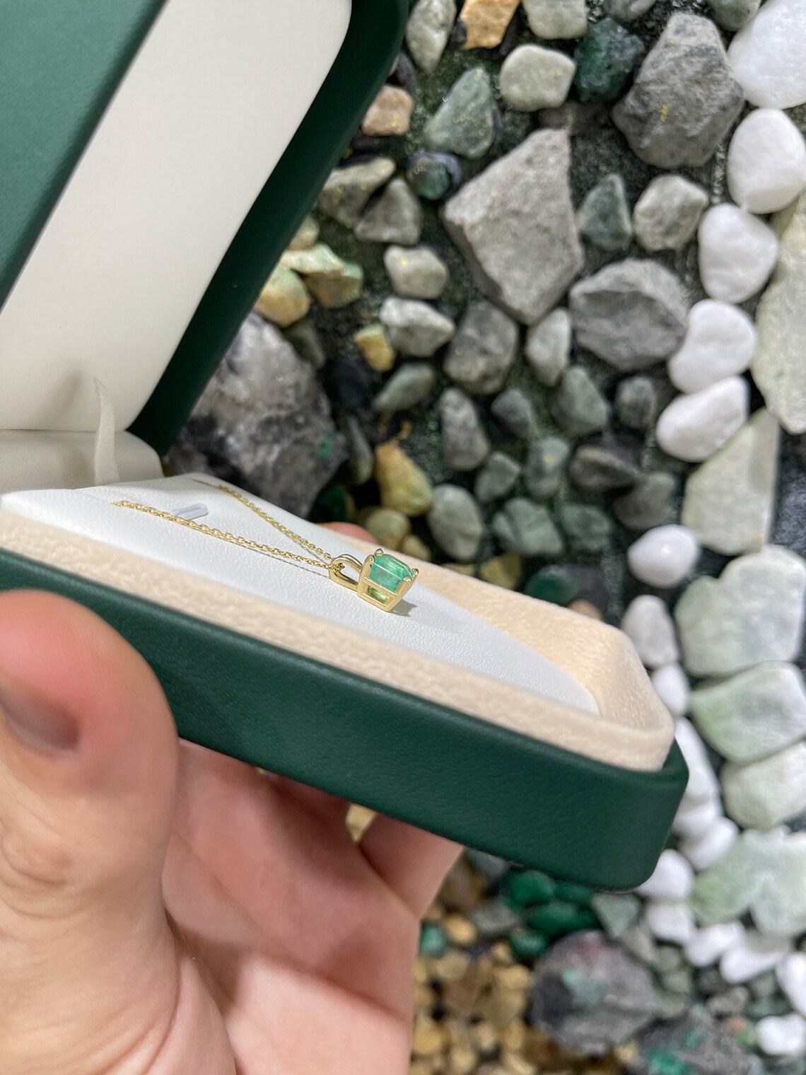 2.50cts 14K Colombian Emerald-Asscher Cut Solitaire Gold 4 Prong Pendentif Neuf - En vente à Jupiter, FL