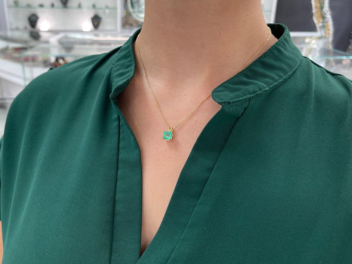 2.50cts 14K Colombian Emerald-Asscher Cut Solitaire Gold 4 Prong Pendentif en vente 1