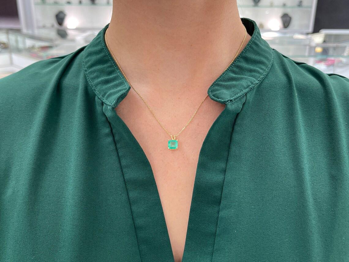 2.50cts 14K Colombian Emerald-Asscher Cut Solitaire Gold 4 Prong Pendentif en vente 2