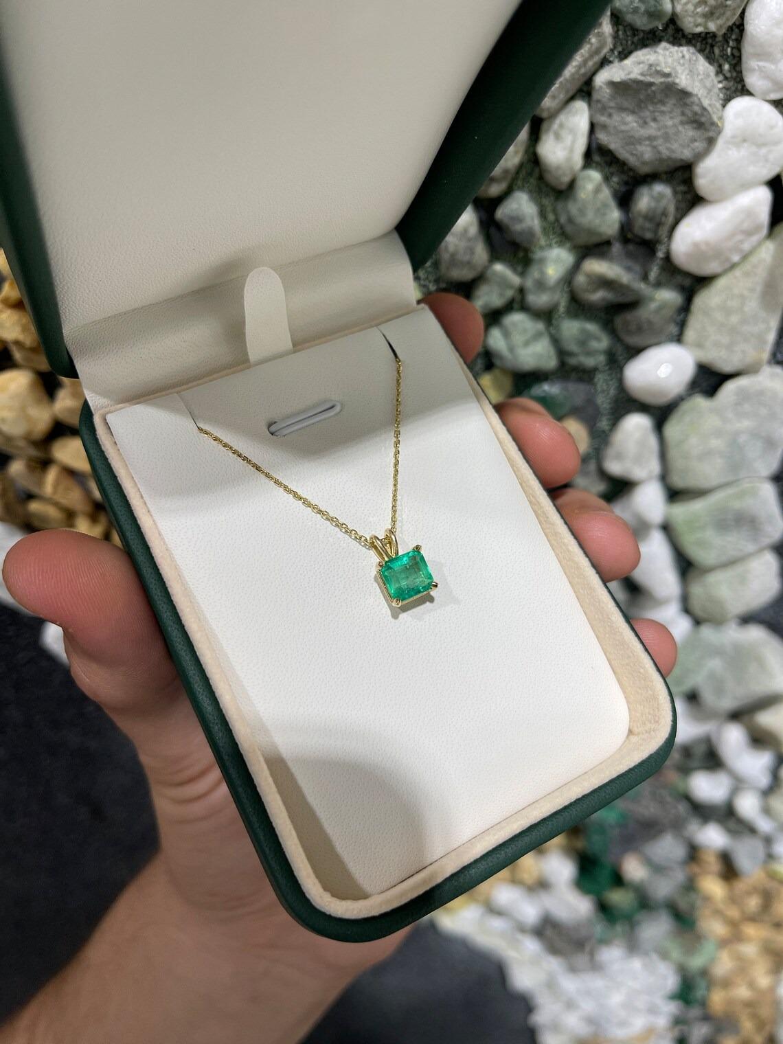 Taille Asscher 2.50cts 14K Colombian Emerald-Asscher Cut Solitaire Gold 4 Prong Pendentif en vente