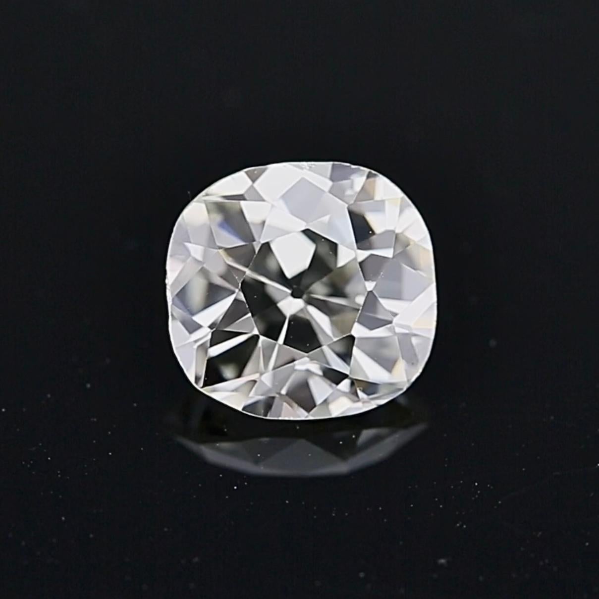 2,50-Karat Old Mine Cushion Diamant - Farbe L, Reinheit VS

Mit diesem exquisiten 2,50-Karat-Diamanten im Kissenschliff aus einer alten Mine tauchen Sie ein in die Eleganz einer vergangenen Ära. Mit seinen sanft abgerundeten Ecken und tiefen,