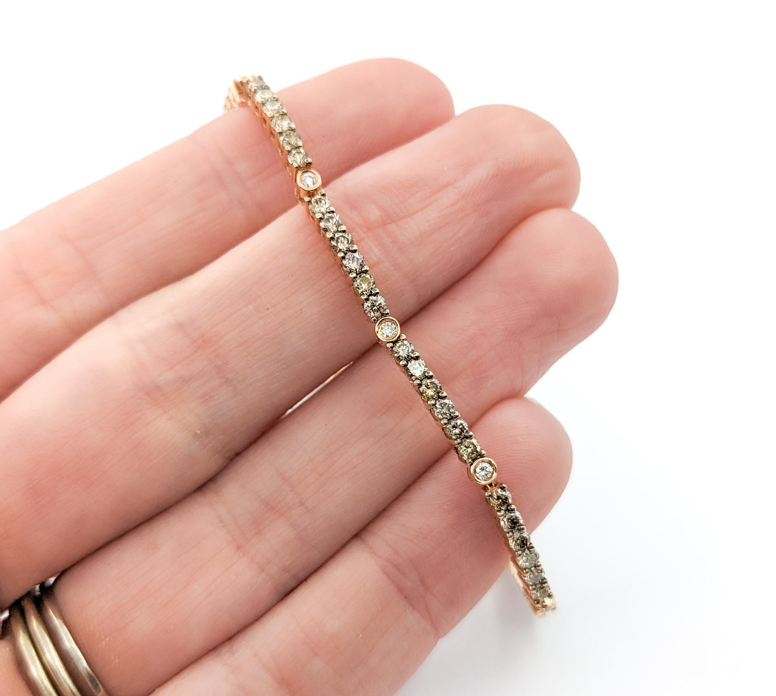 Bracelet LeVian en or rose avec 2,50ctw de diamants

Voici ce magnifique bracelet en diamant de LeVian, réalisé en or rose 14kt. Cette pièce exquise présente 2,50ctw de diamants blancs et champagne de pureté SI, mettant en valeur un mélange de