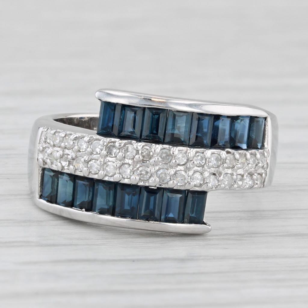 Taille baguette Bague bypass en or blanc 14 carats avec saphirs et diamants de 2,50 ctw, taille 7 en vente