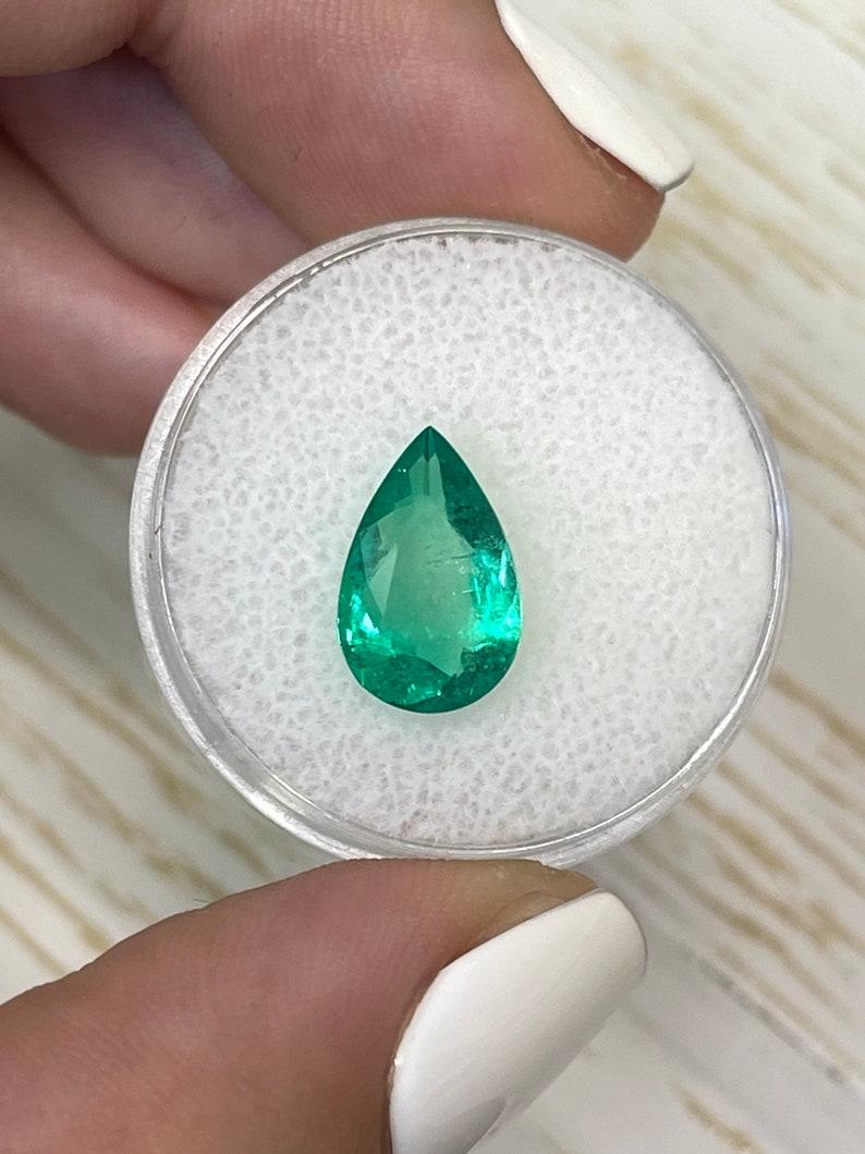 A. Stone: Smeraldo
Peso: 2,51 carati
Forma: Taglio a pera
Chiarezza: Trasparente
Lucentezza: Molto buono
Colore: Verde medio giallastro
Misure: 12,49 mm x 7,98 mm x 4,66 mm
Origine geografica: Colombia
Trattamento: Naturale, oliatura

Commenti: A