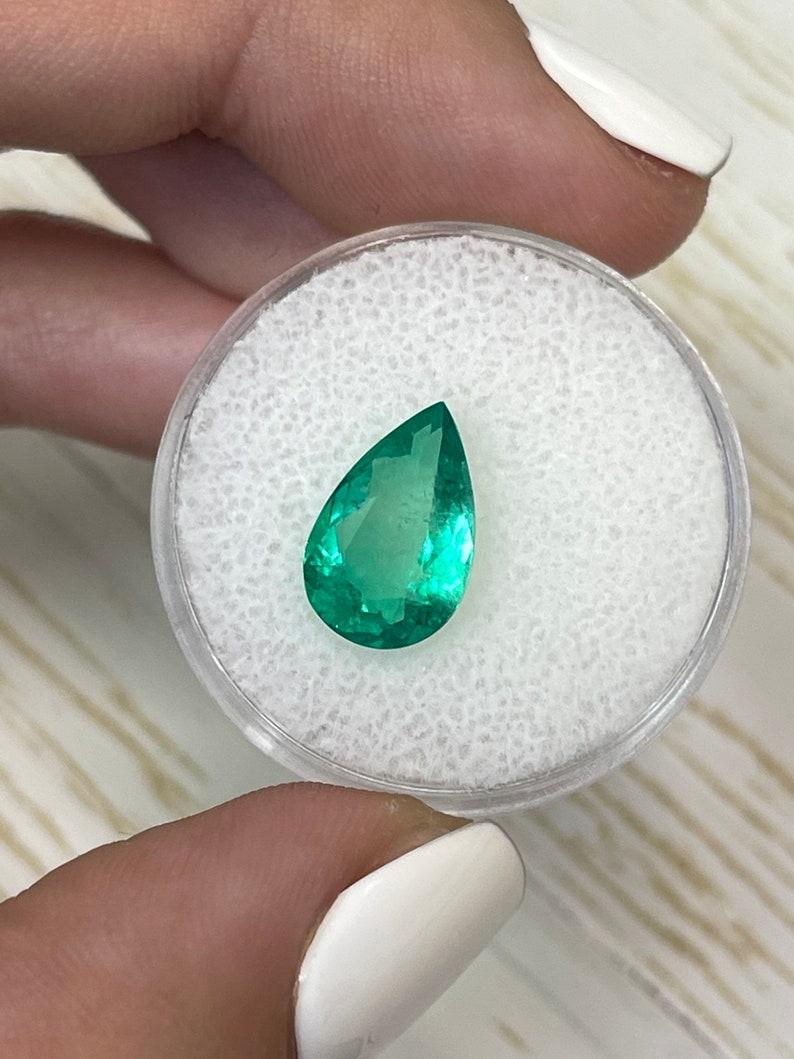 Moderno Smeraldo colombiano verde da 2,51 carati 12,5x8 - gemma di maggio con taglio a pera in vendita