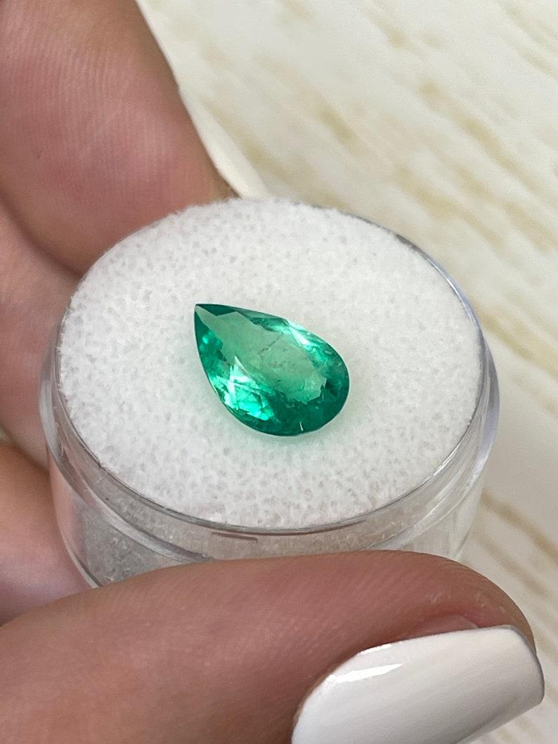 Smeraldo colombiano verde da 2,51 carati 12,5x8 - gemma di maggio con taglio a pera in vendita 1
