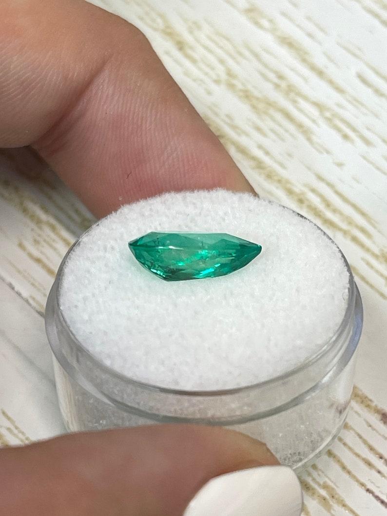 Smeraldo colombiano verde da 2,51 carati 12,5x8 - gemma di maggio con taglio a pera in vendita 2