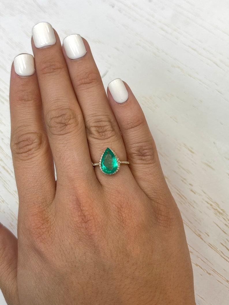 Smeraldo colombiano verde da 2,51 carati 12,5x8 - gemma di maggio con taglio a pera in vendita 3