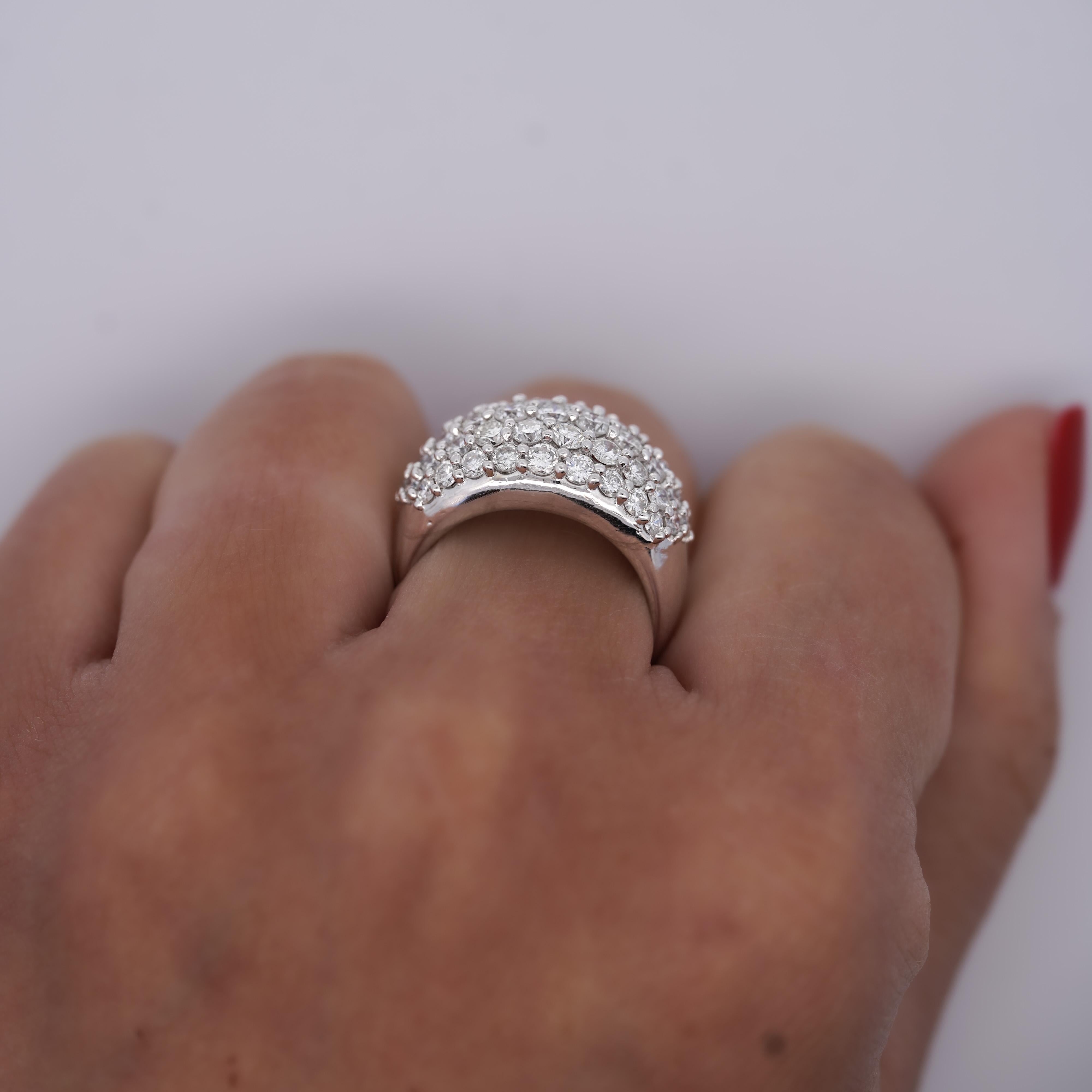 2,51 carati totali di diamante naturale taglio rotondo Pavé Cluster Band Anello in platino 900. Taglia 7.25, regolabile. 

Dettagli: 
Tipo di articolo: Anello da donna
Metallo: Platino 900
Dimensione: 7.25
Peso: 17,77 grammi
Larghezza della banda: