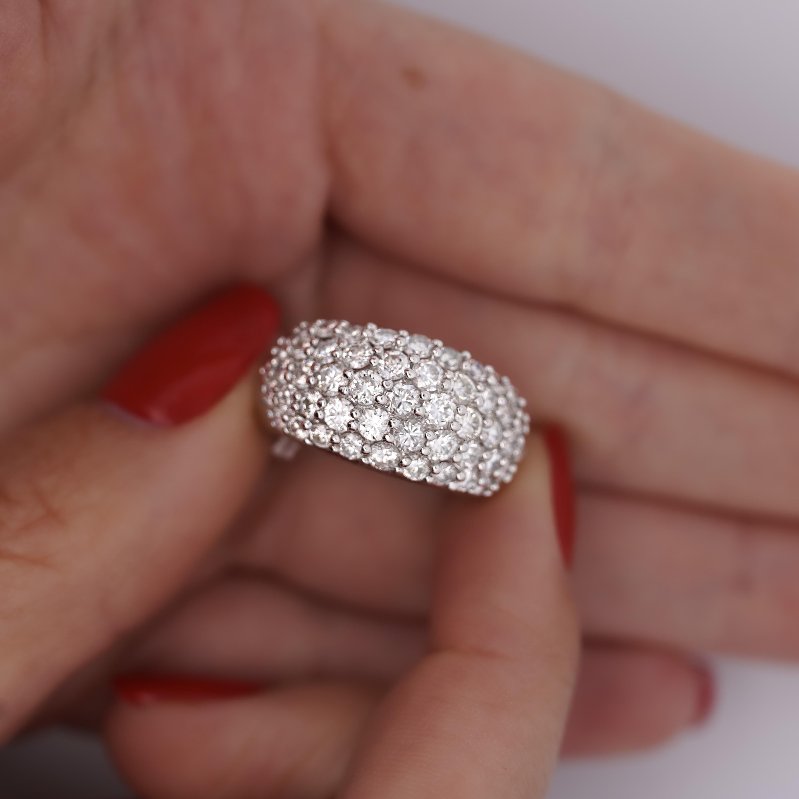 Moderno Anello in platino con pavé di diamanti a fascia da 2,51 carati in vendita
