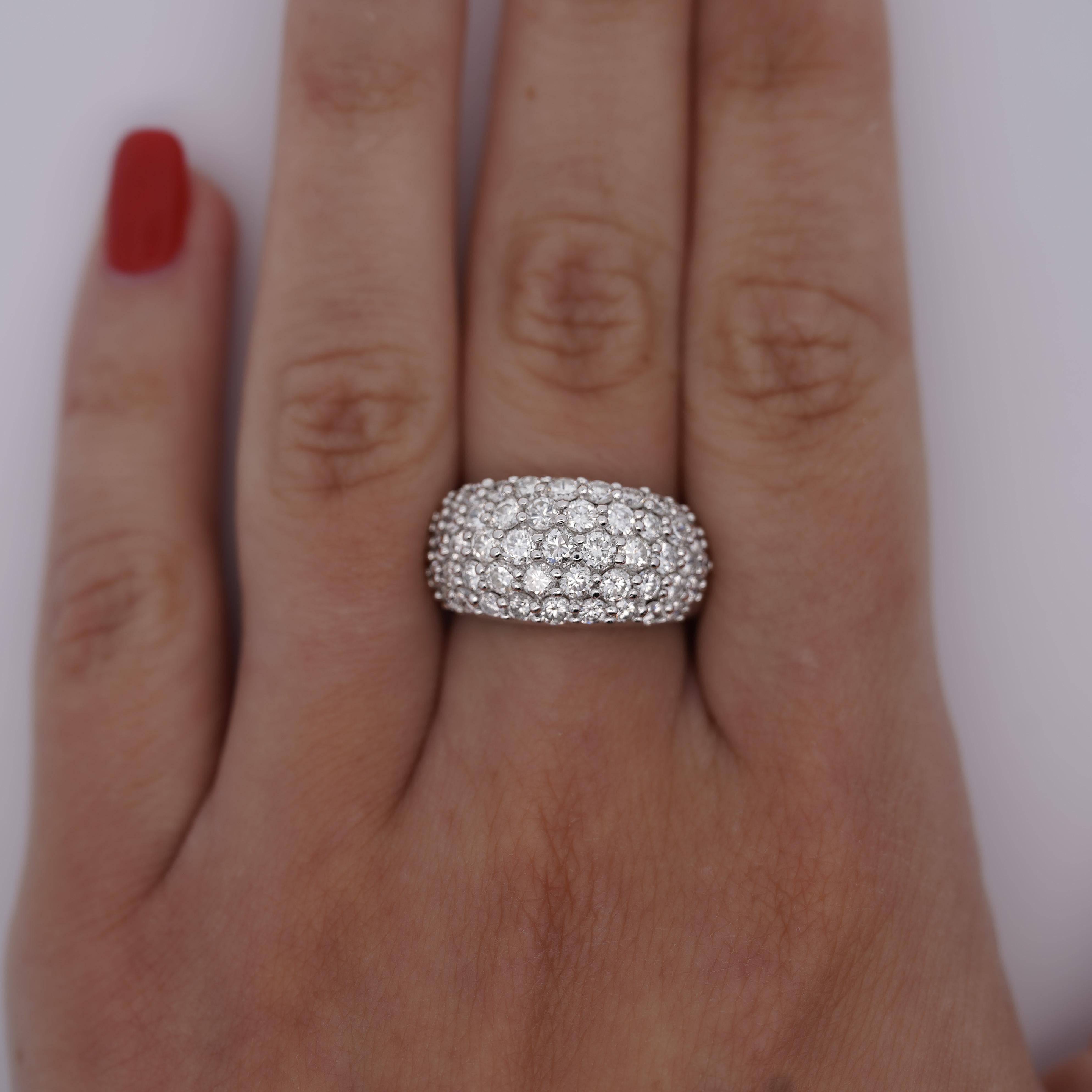 Taglio rotondo Anello in platino con pavé di diamanti a fascia da 2,51 carati in vendita