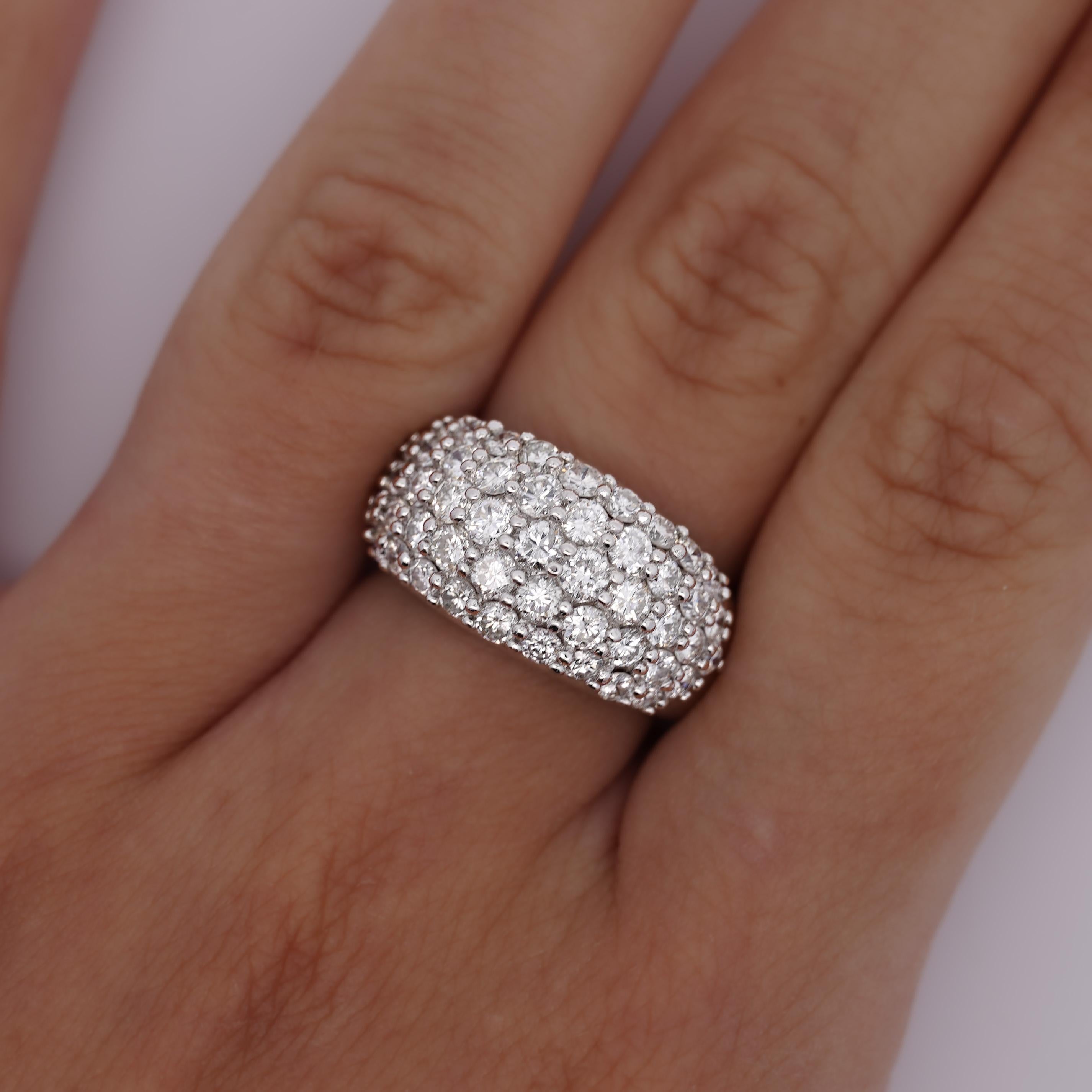 Anello in platino con pavé di diamanti a fascia da 2,51 carati In condizioni Nuovo in vendita a Miami, FL