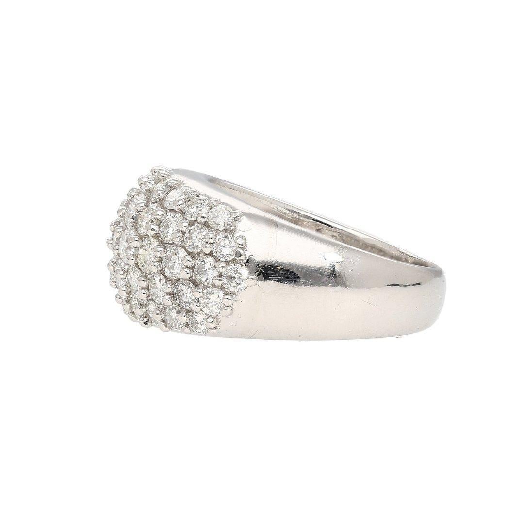 Donna Anello in platino con pavé di diamanti a fascia da 2,51 carati in vendita