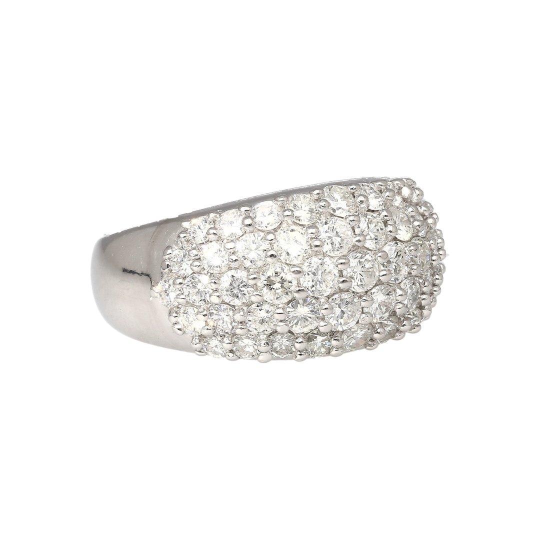 Anello in platino con pavé di diamanti a fascia da 2,51 carati in vendita 1