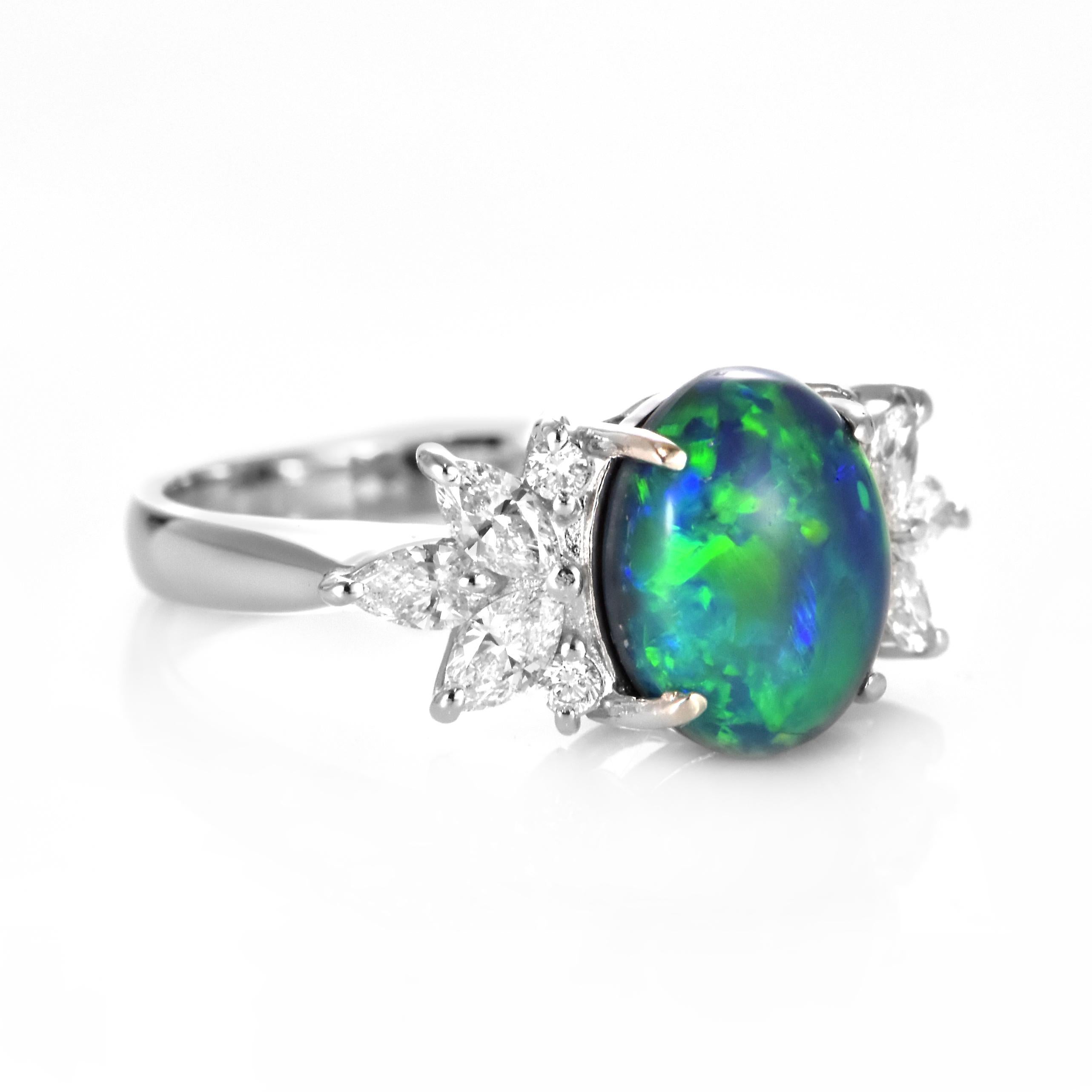 Anillo de ópalo negro australiano natural de 2.51 quilates y diamantes en platino Cabujón en venta