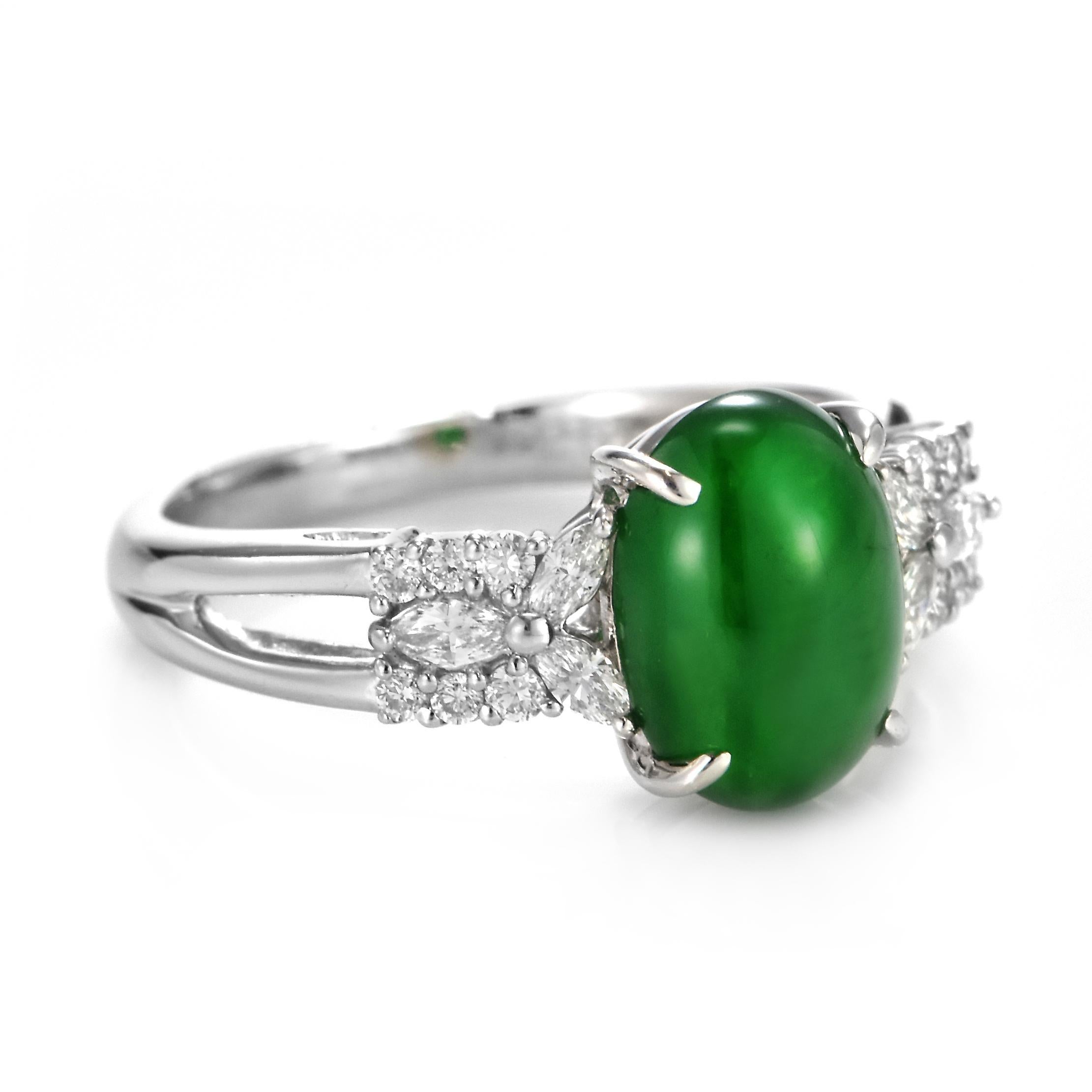 2.51 Carat Natural Type A Jade and Diamond Halo Ring Made in Platinum In New Condition For Sale In Tokyo, JP