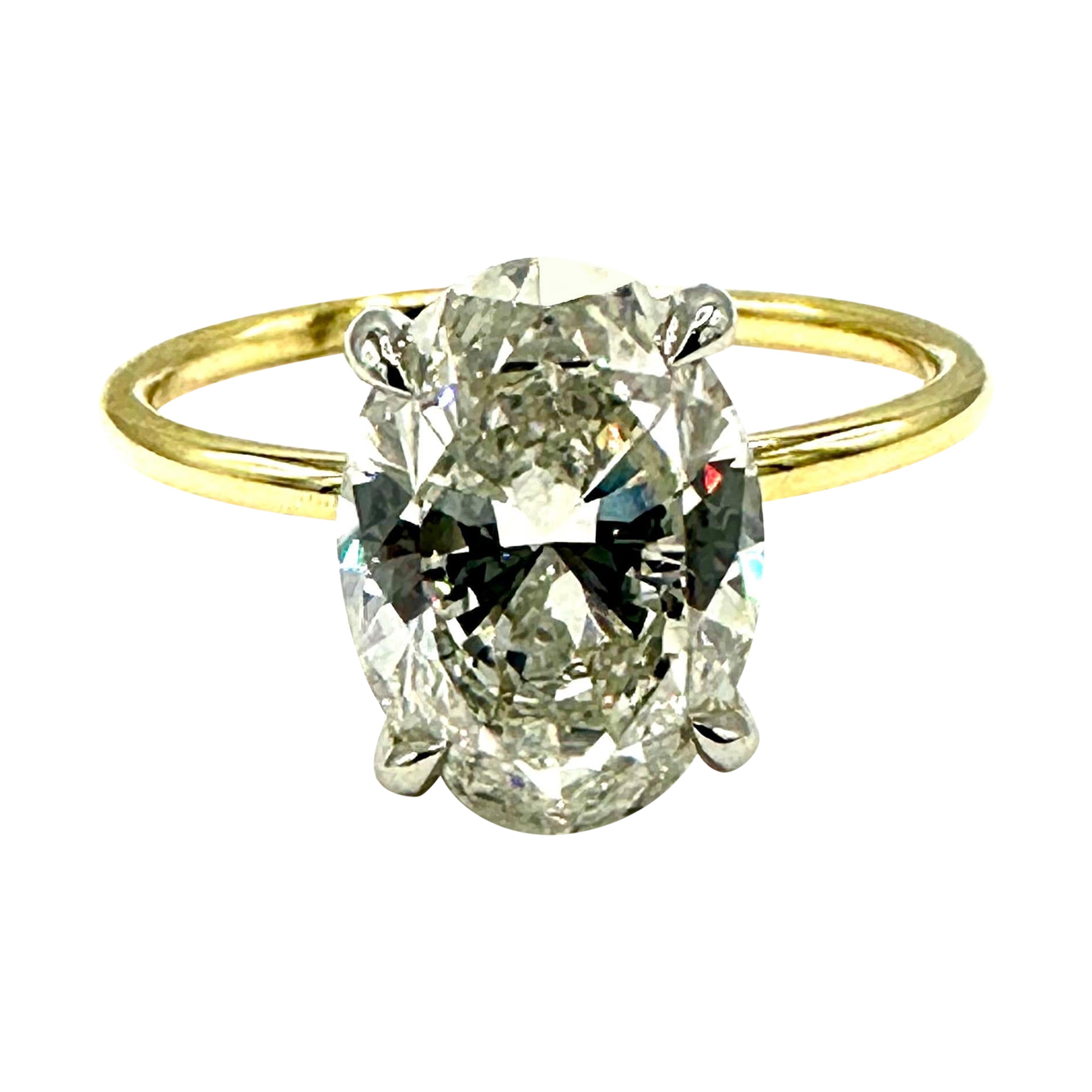 Anillo de compromiso de oro amarillo de 18 quilates y diamante brillante oval de 2,51 quilates