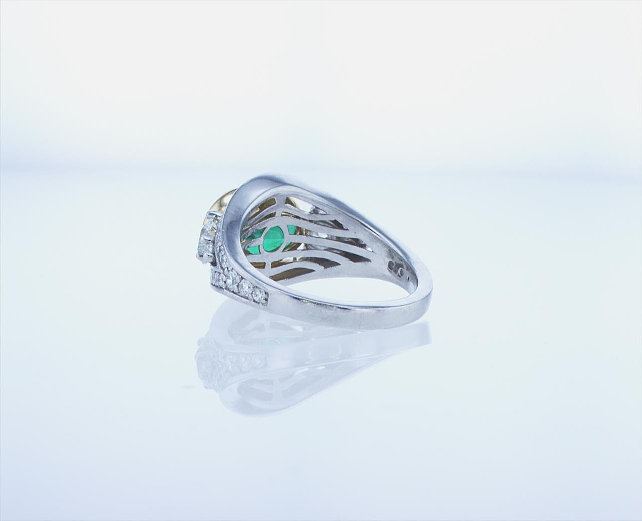 2.51-Carat Oval Emerald Two-Tone Cocktail Ring In New Condition For Sale In New York, NY