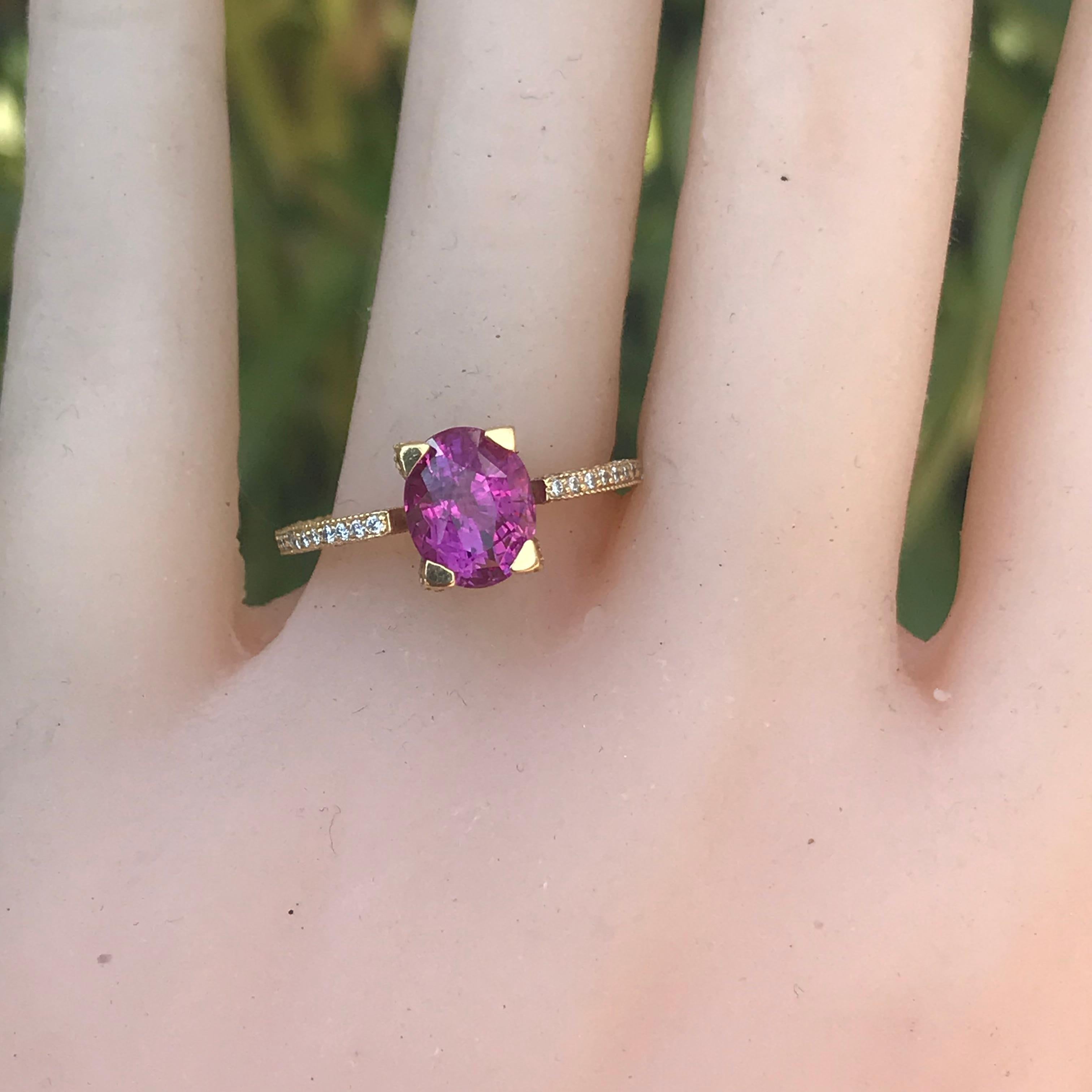 Contemporary 2.51 Carat Oval Natural Fancy Pink Sapphire and Diamond 18 Karat Gold Ring For Sale