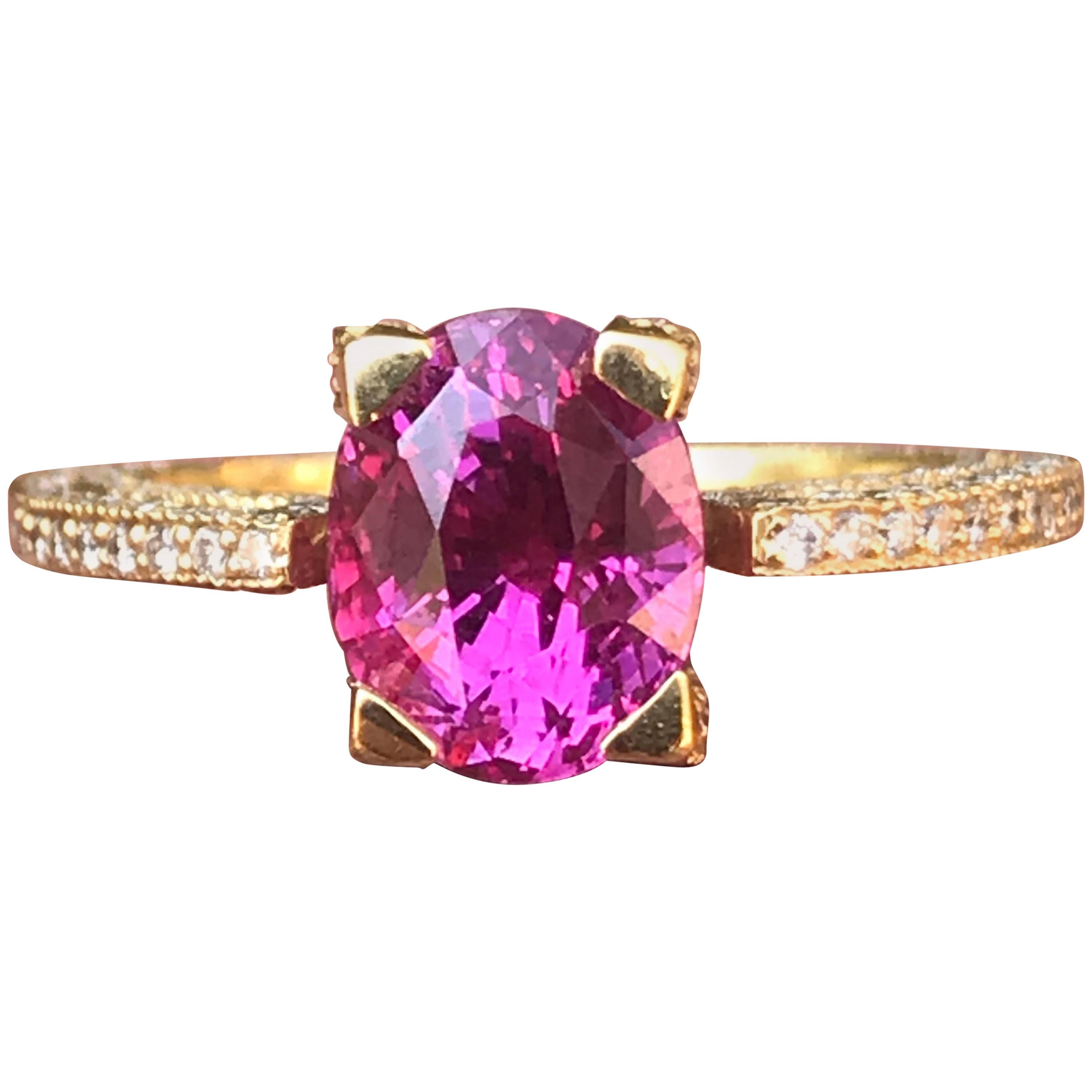 2,51 Karat Oval Natürliche Fancy Pink Saphir und Diamant 18 Karat Gold Ring