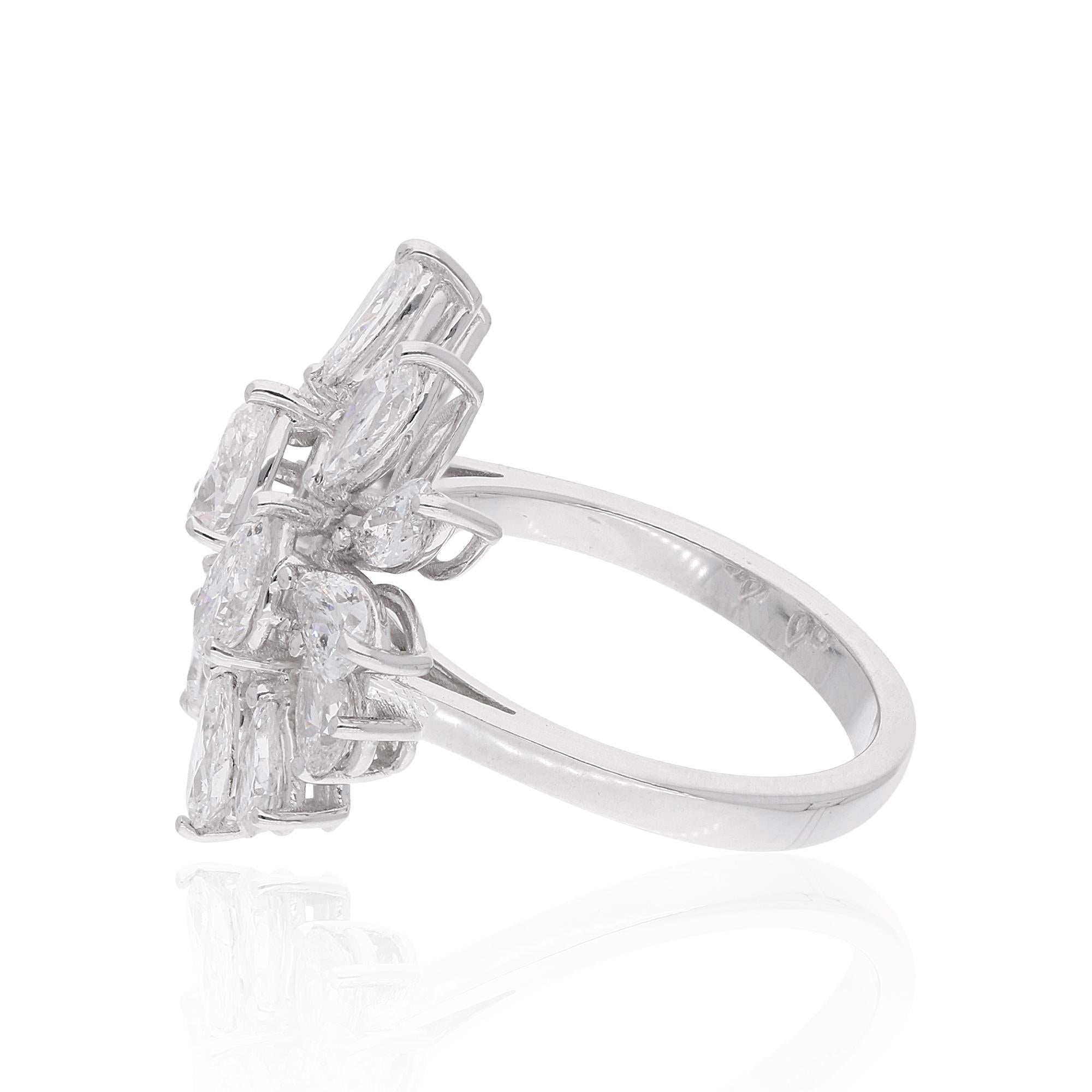Lassen Sie sich von unserem exquisiten offenen Manschettenring mit Diamanten von unaufdringlichem Luxus verführen. Dieses in sorgfältiger Handarbeit gefertigte Schmuckstück besticht durch zeitlose Eleganz mit einem modernen Touch.

Der Ring hat die