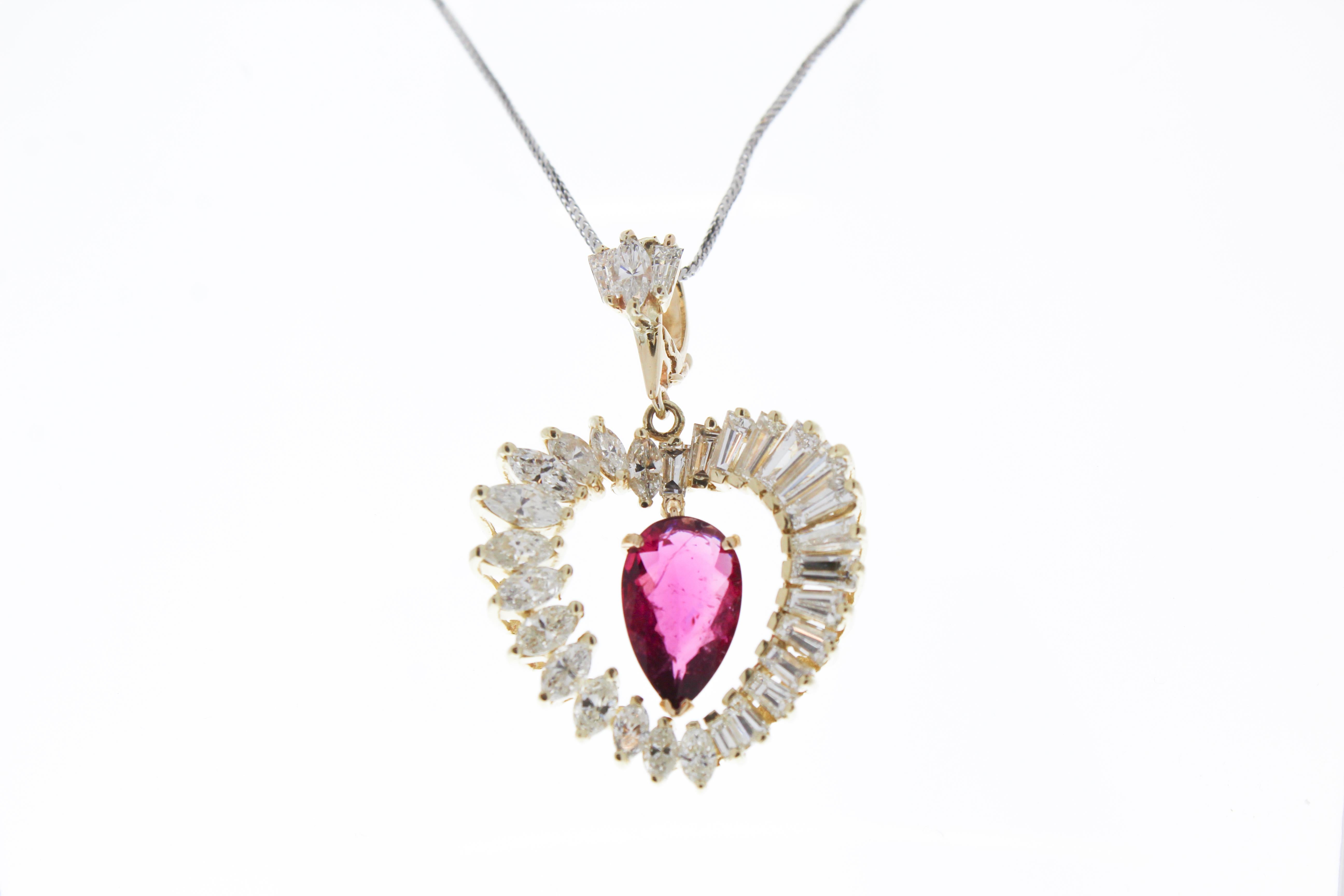 Ammira l'epitome dell'eleganza e del romanticismo: il nostro ciondolo a forma di cuore con rubellite rosa a forma di pera da 2,51 carati e 31 diamanti marquise, meticolosamente realizzato in oro giallo 14k. Al centro di questo incantevole ciondolo