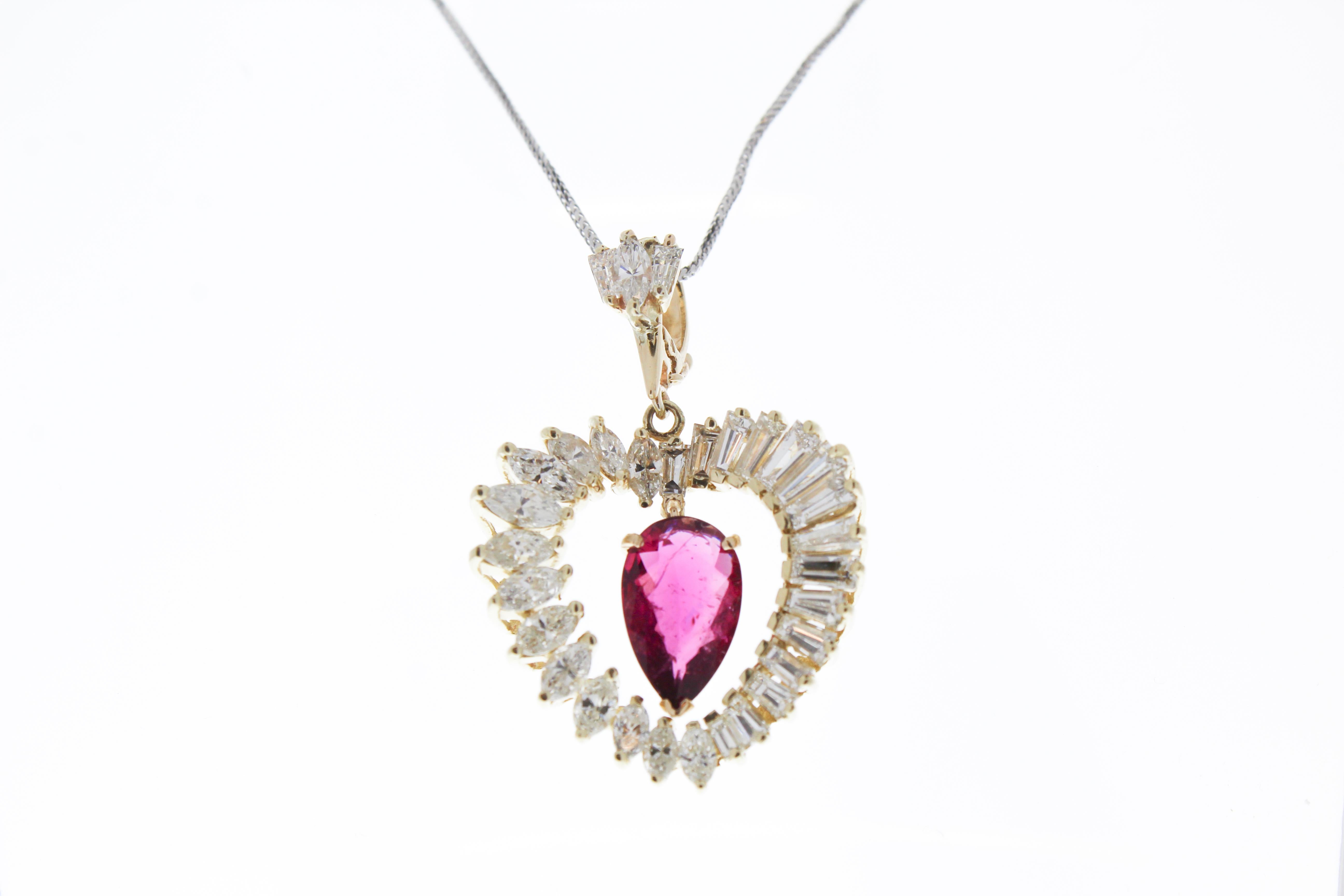 Voici l'incarnation de l'élégance et du romantisme : notre époustouflant pendentif en forme de cœur en rubellite rose poire de 2,51 carats et 31 diamants marquise, méticuleusement réalisé en or jaune 14k radieux. Au cœur de ce pendentif enchanteur