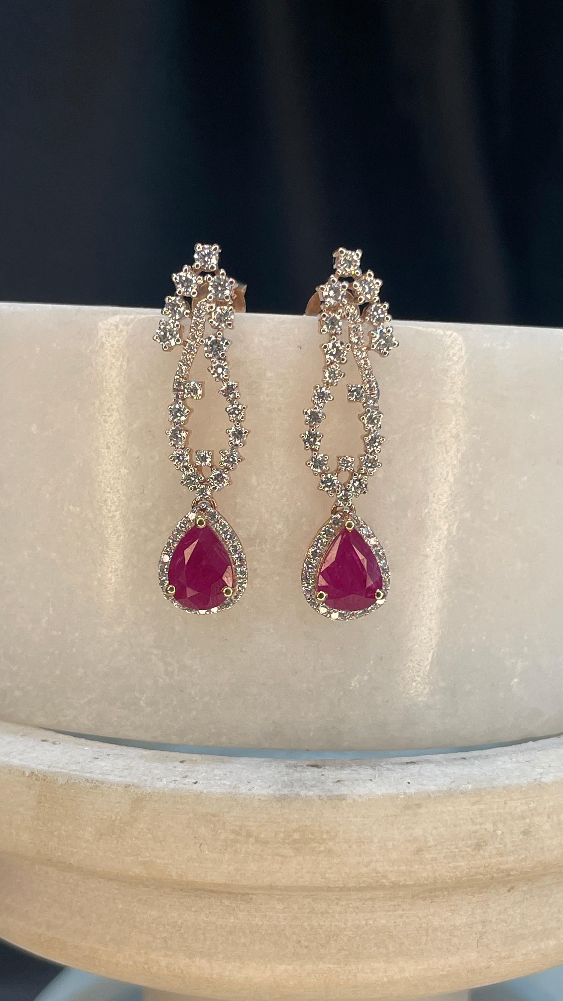 Taglio a goccia Orecchini pendenti con pera di rubino da 2,51 carati in oro rosa 14K con diamanti in vendita