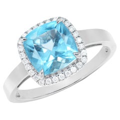 Bague fantaisie en or blanc 18 carats avec topaze bleu ciel de 2,51 carats et diamant blanc.