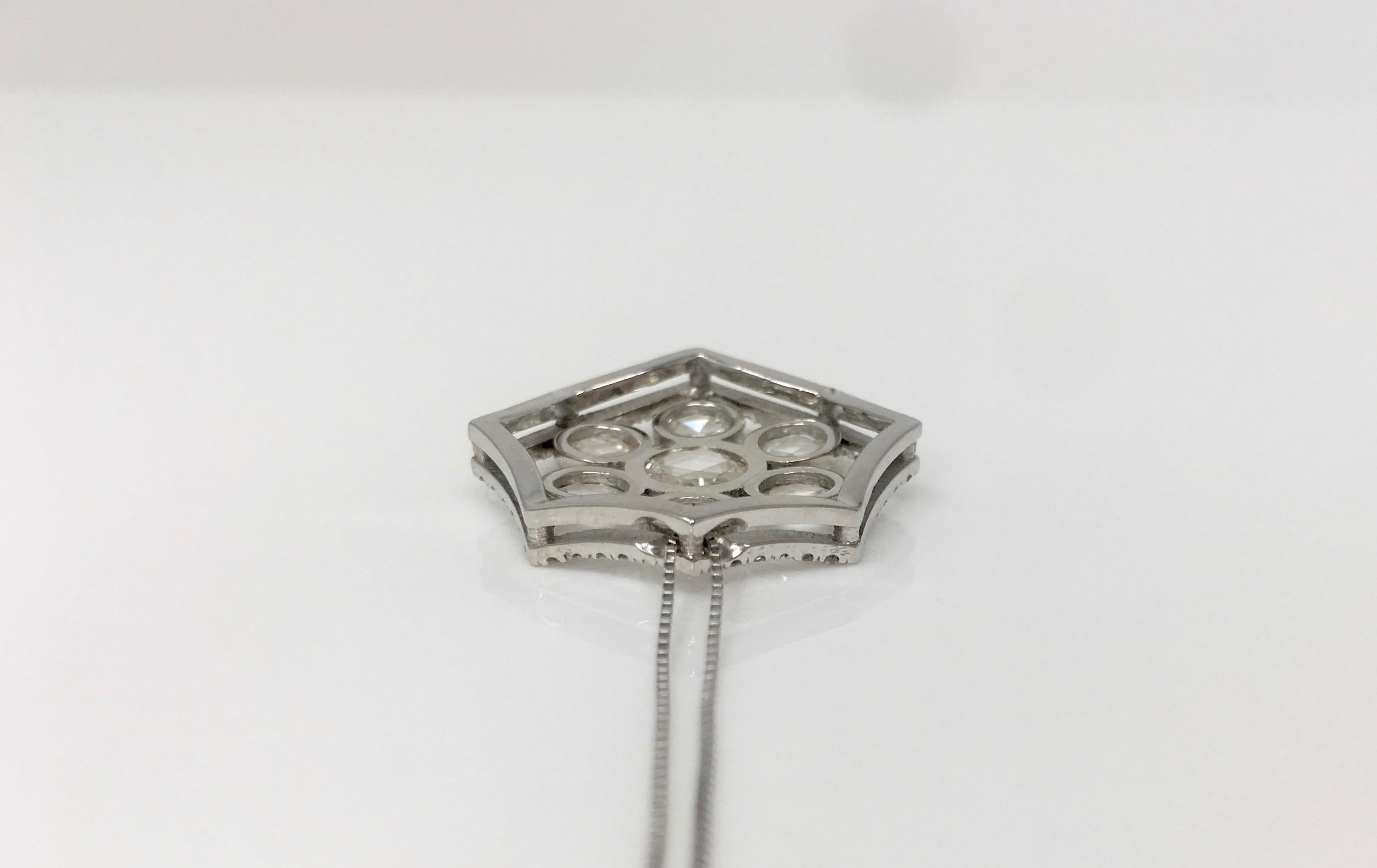 2.51 Karat Weißer Rosenschliff Diamant-Halskette aus 18K Weißgold  im Angebot 3