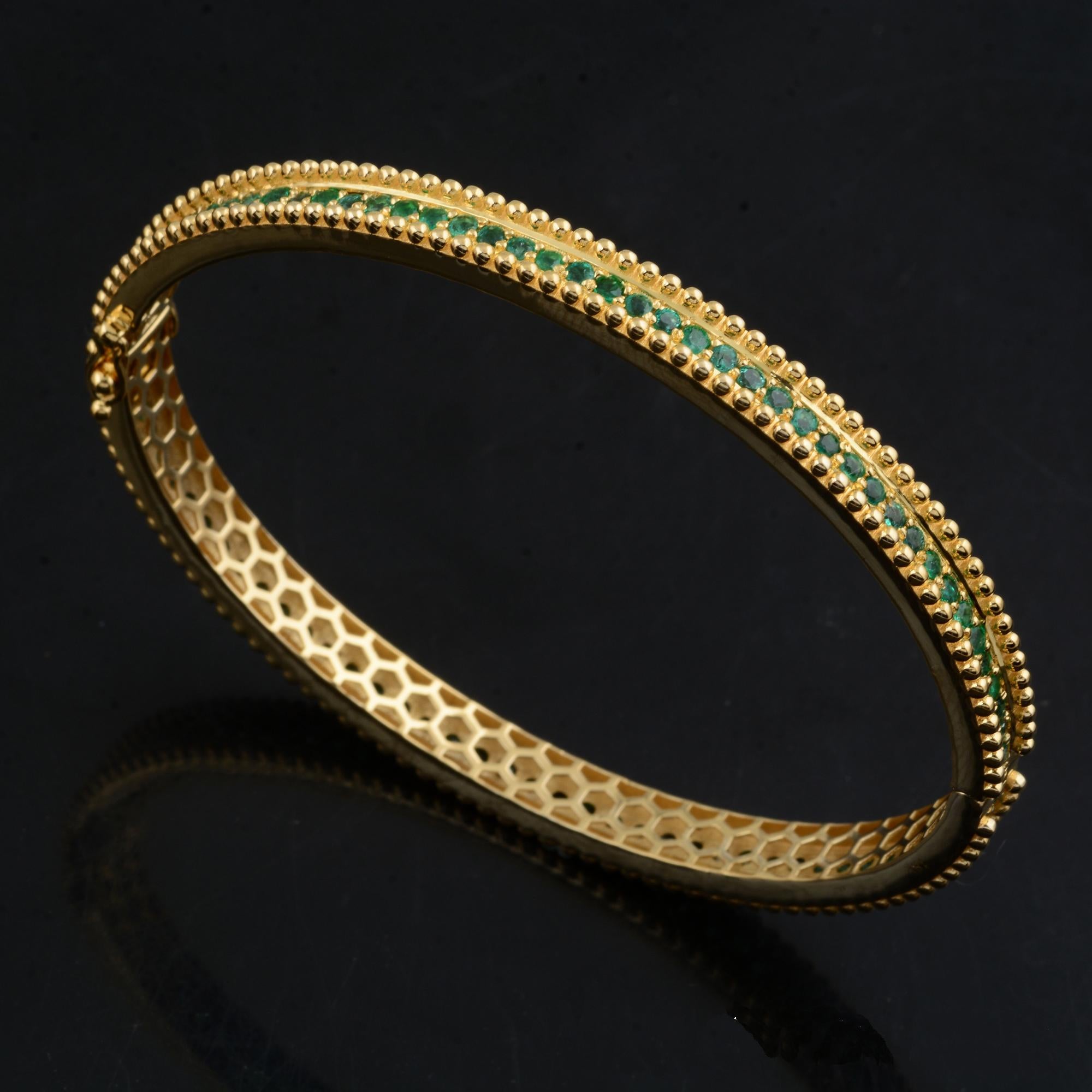 Women's 2.51 Carat Natural Emerald Gemstone Bracelet 18 Karat Yellow Gold Fine Jewelry For Sale