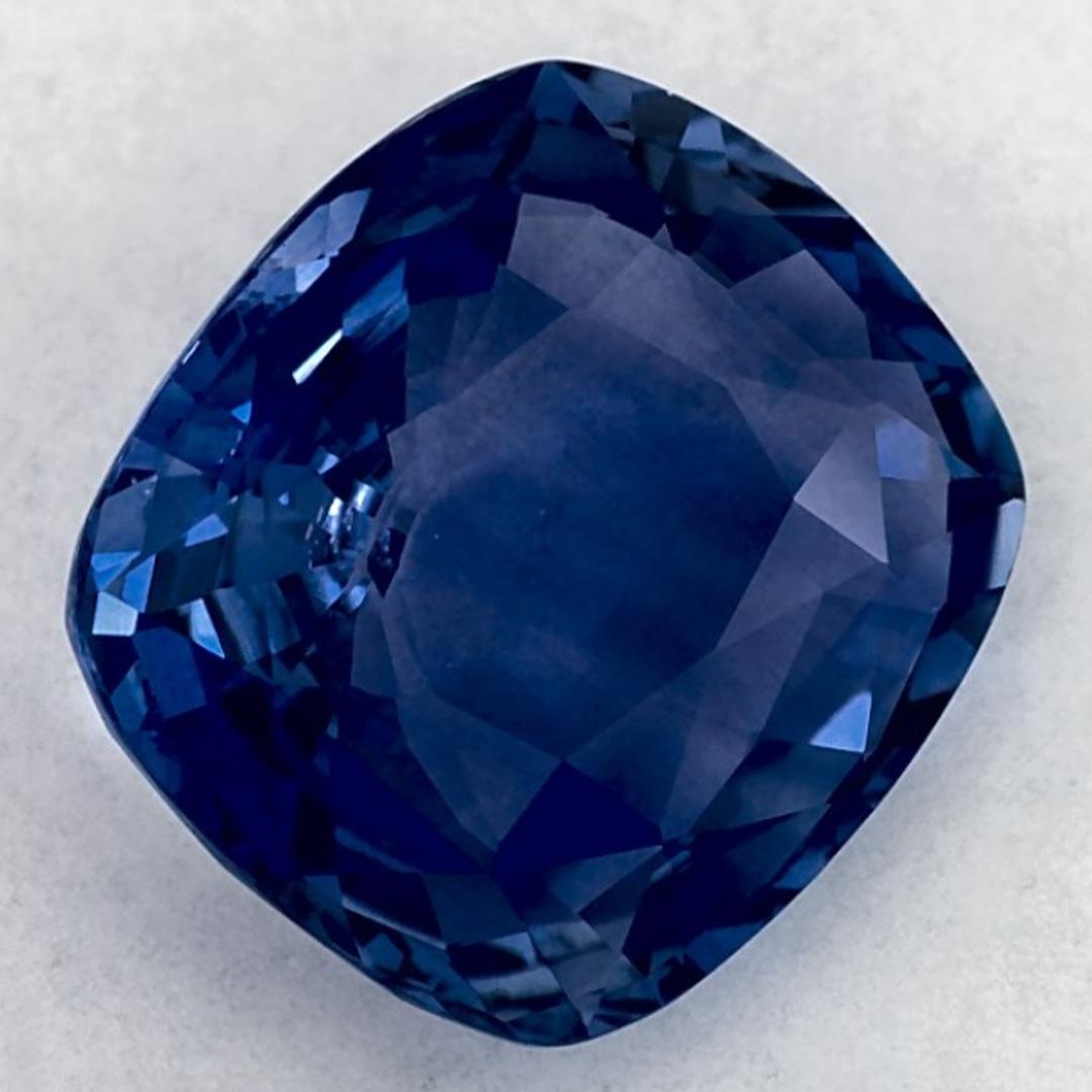 Questo zaffiro blu naturale offre eleganza e raffinatezza. Con la sua ricca saturazione del colore e il taglio preciso, è il fulcro perfetto per un anello di fidanzamento o un gioiello di lusso.

🔹 Certificazione:  CGTL
🔹 Trattamento: Calore